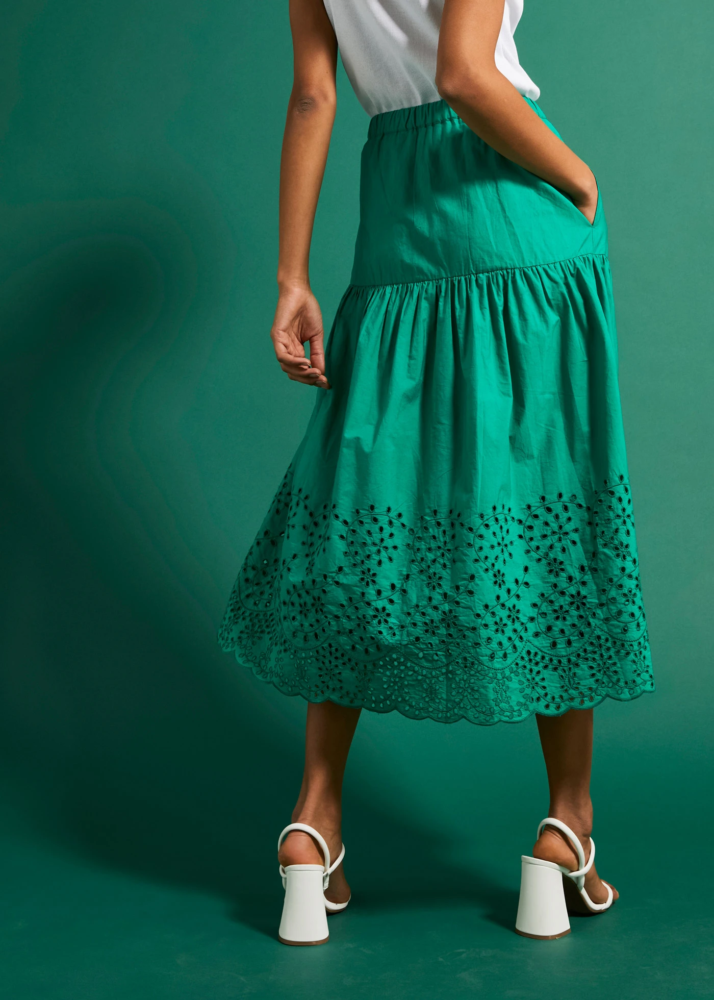 Fustă midi din bumbac 100% cu broderie spartă • verde-mentă • magazin bonprix