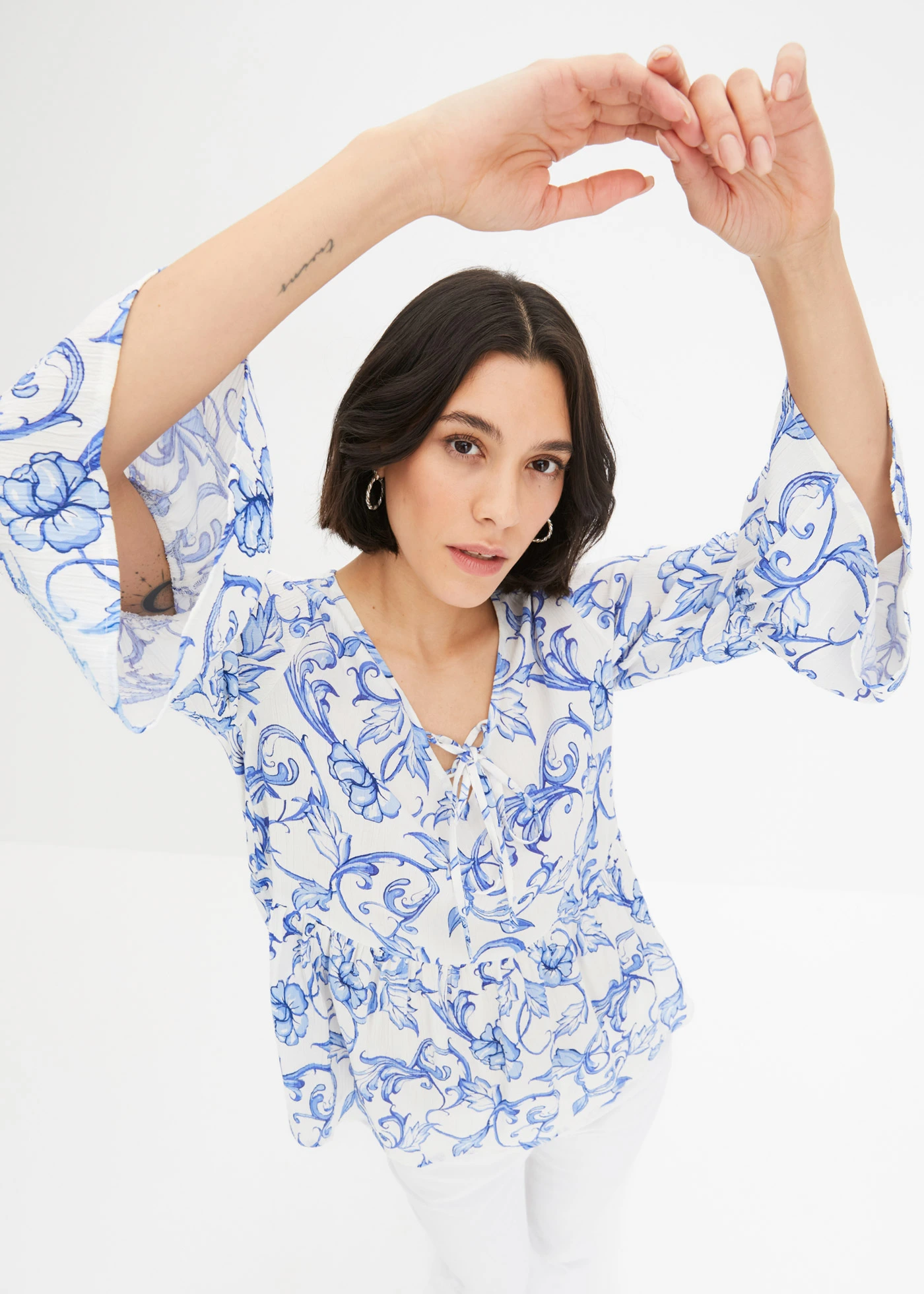 Tuniekblouse van gestructureerde viscose • wit-blauw • bonprix online shop