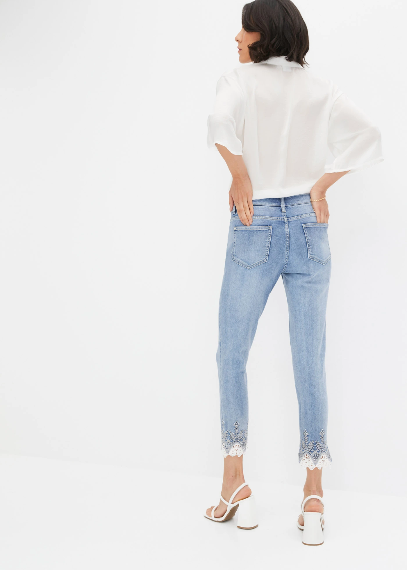 Jeansy skinny z koronką, cropped • niebieski denim • sklep bonprix