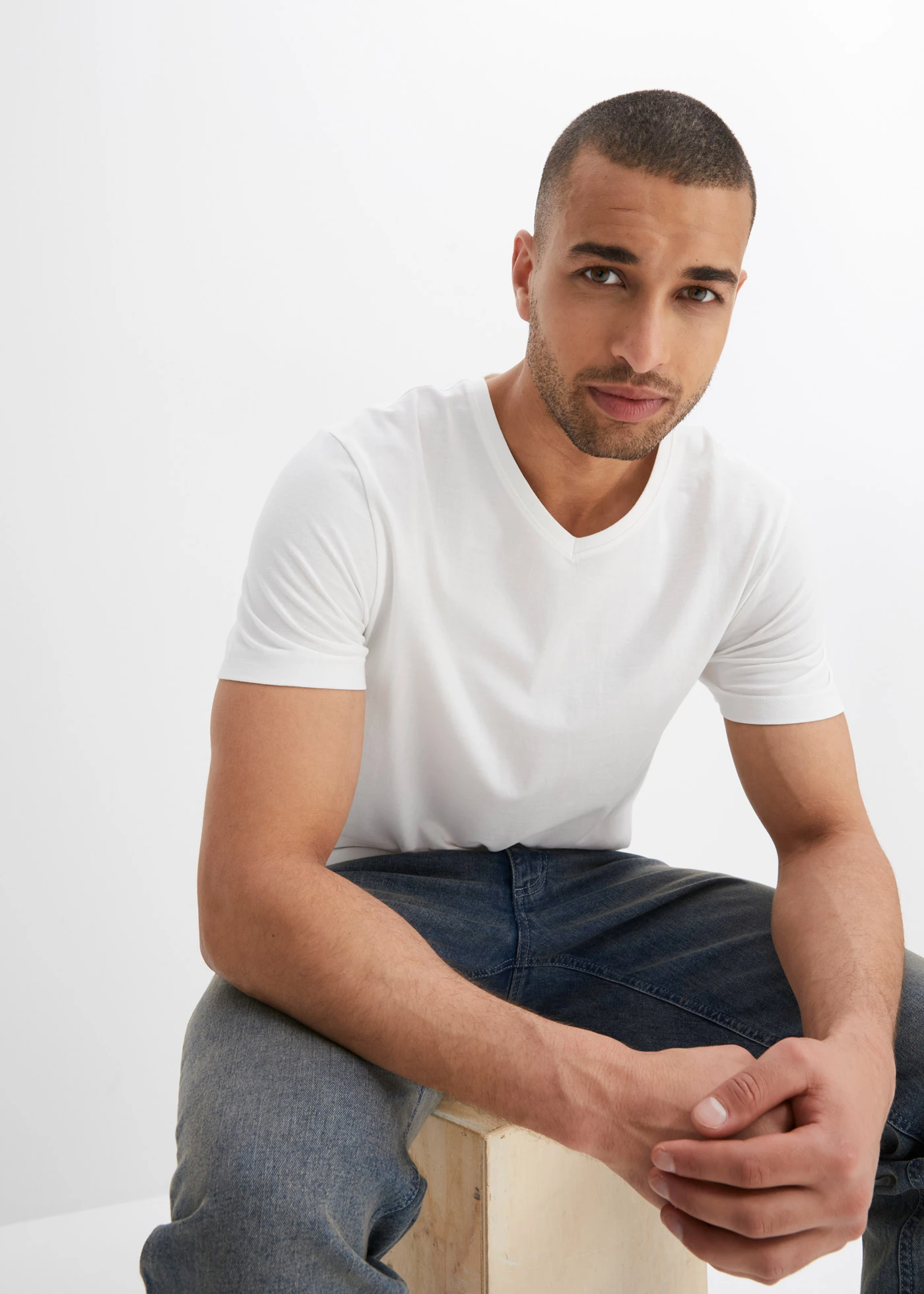 Lot de 3 T-shirts à col en V • blanc + blanc + blanc • Boutique bonprix