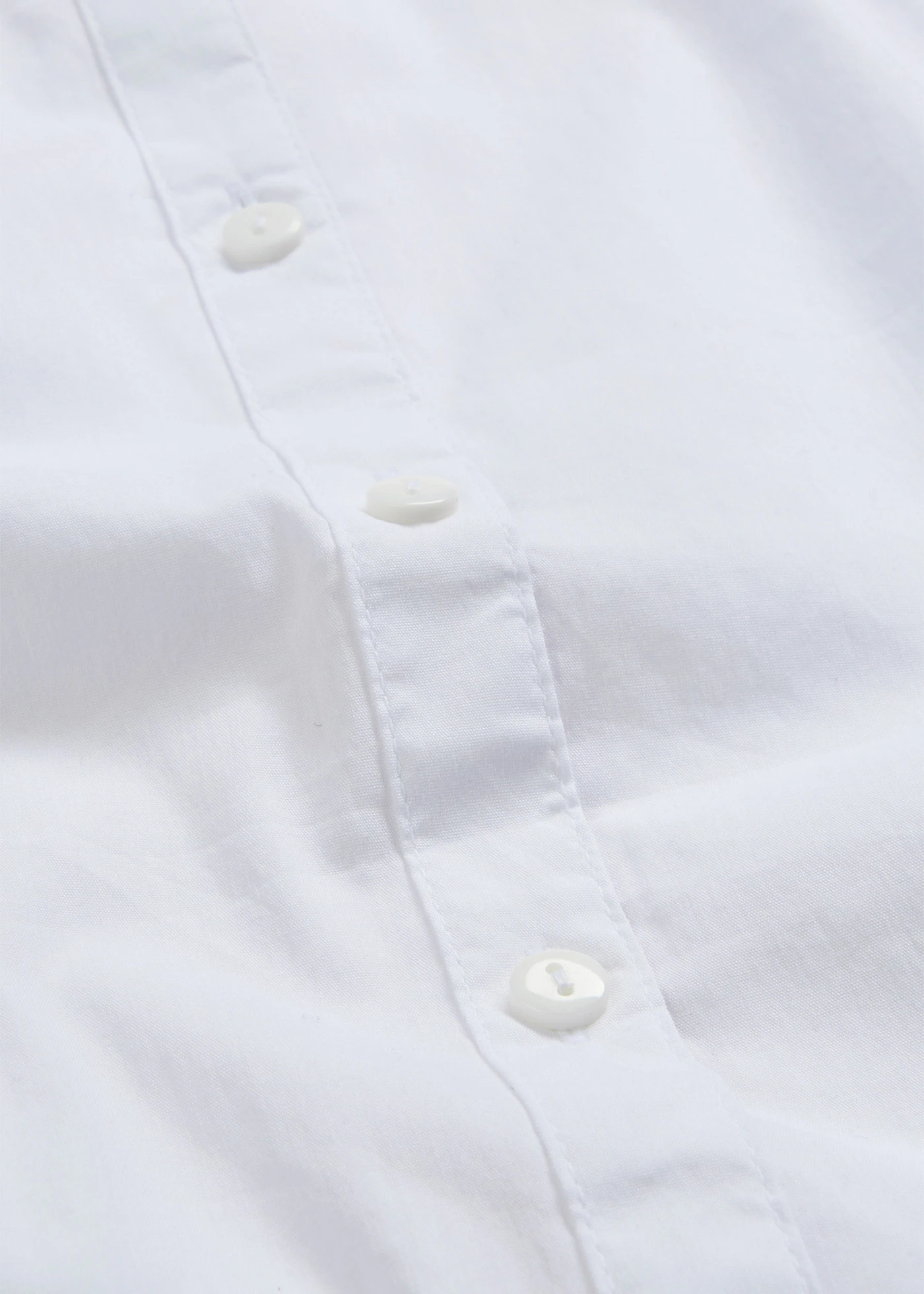 Chemisier manches courtes cintré et extensible en coton majoritaire • blanc • Boutique bonprix