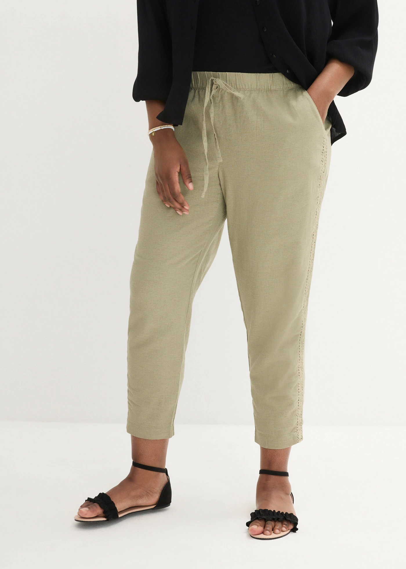 Lněné kalhoty s krajkovou vsadkou po straně, nad kotníky • nová khaki plus size • bonprix obchod