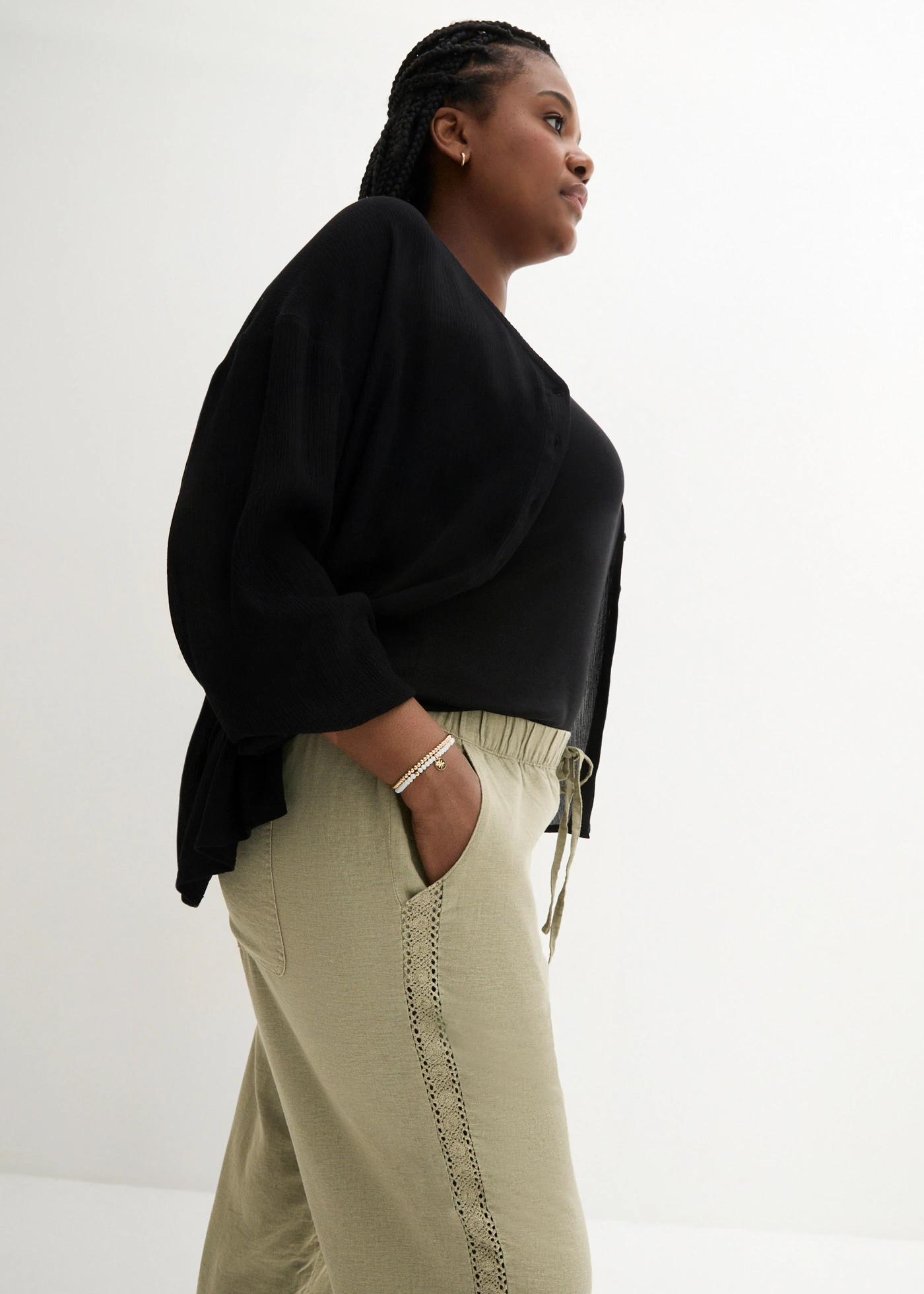 Lněné kalhoty s krajkovou vsadkou po straně, nad kotníky • nová khaki plus size • bonprix obchod