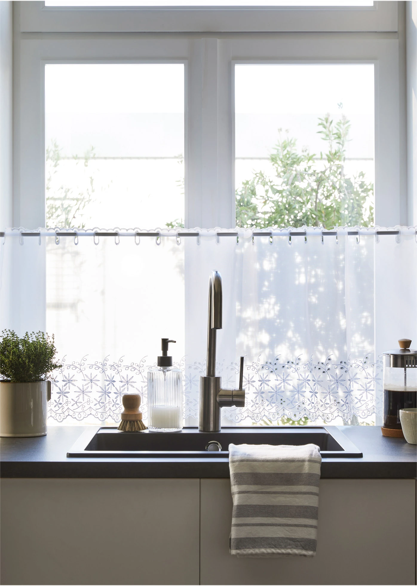 Vitrážková záclona s dírkovanou výšivkou a recyklovaným polyesterem • bílá • bonprix obchod