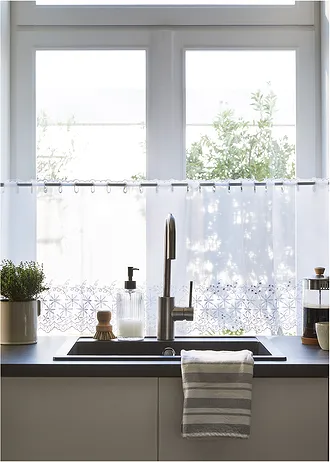 Vitrážková záclona s dírkovanou výšivkou a recyklovaným polyesterem • bílá • bonprix obchod