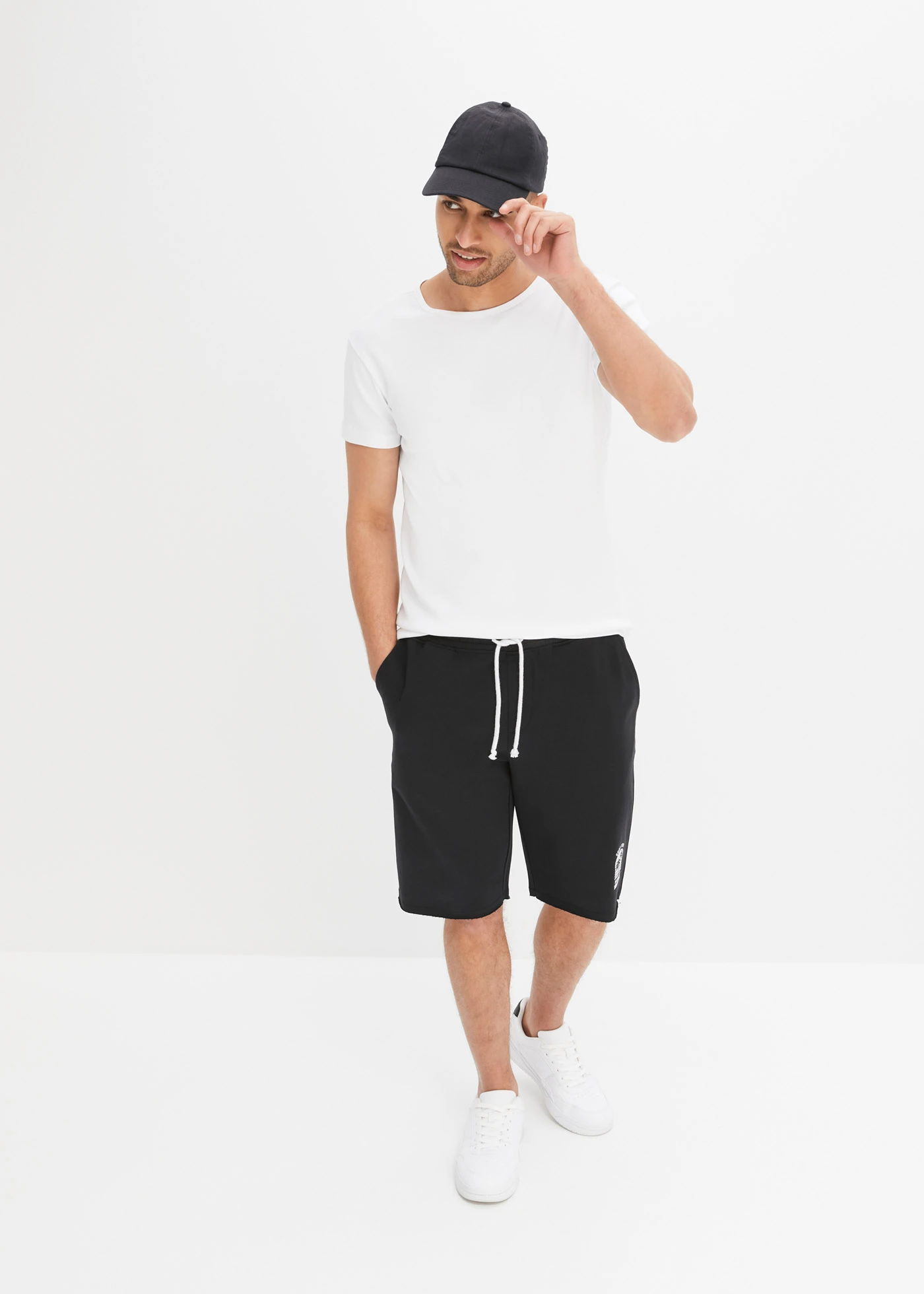 Teplákové bermudy s neobšitými lemy, z organické bavlny, Loose Fit • černá • bonprix obchod