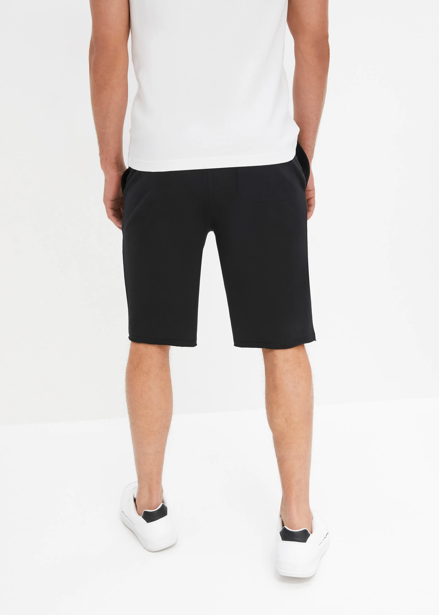 Teplákové bermudy s neobšitými lemy, z organické bavlny, Loose Fit • černá • bonprix obchod