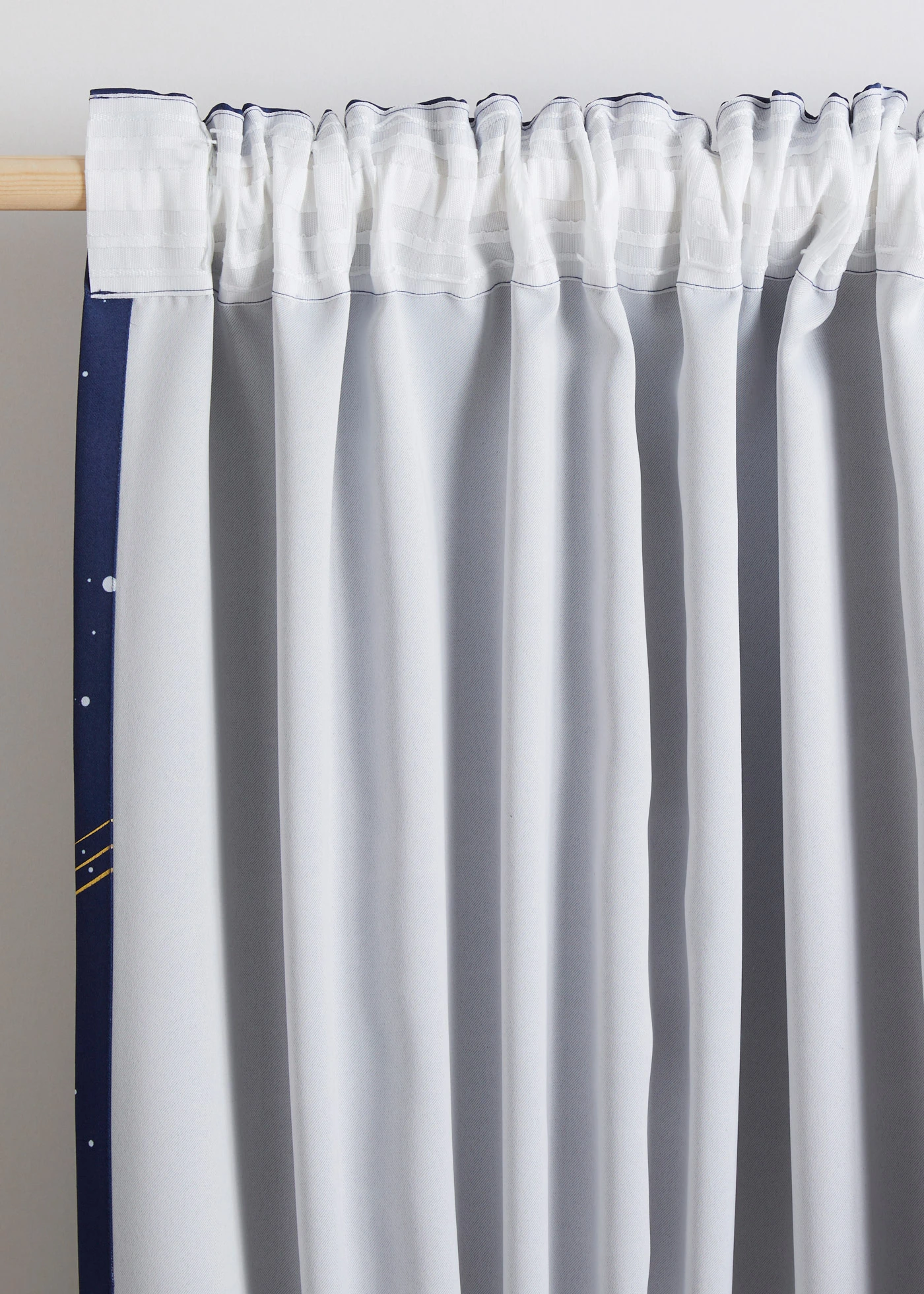 Zasłona zaciemniająca z nadrukiem w gwiazdy (1 szt.) • ciemnoniebieski • bonprix obchod