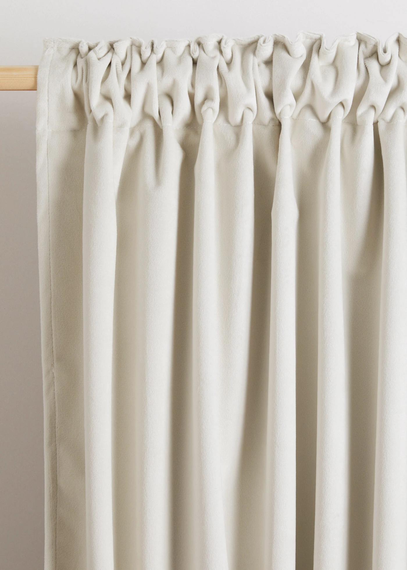 Isolerend verduisterend thermogordijn met fluweelachtig oppervlak (1 stuk) • crème • bonprix online shop