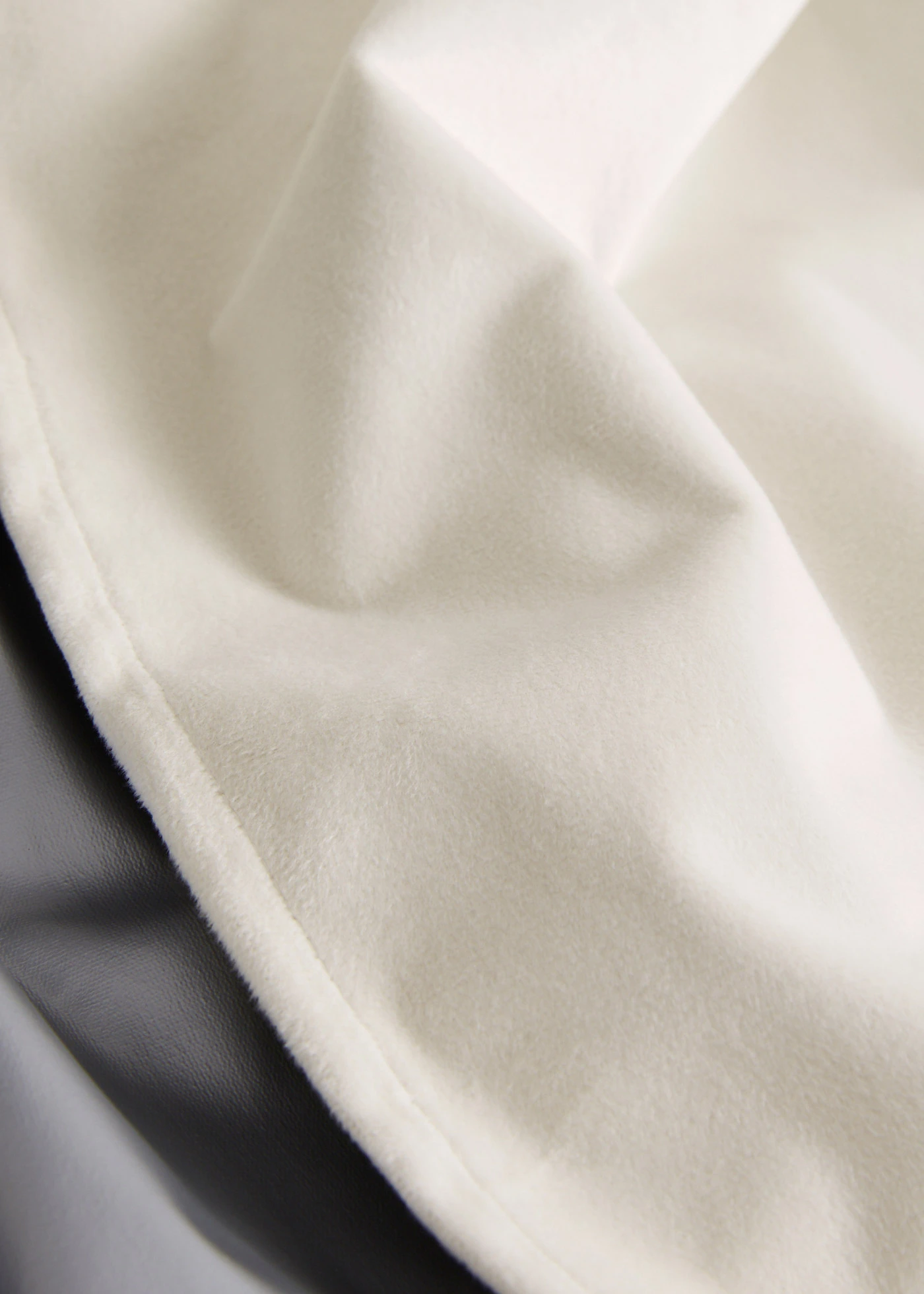 Isolerend verduisterend thermogordijn met fluweelachtig oppervlak (1 stuk) • crème • bonprix online shop