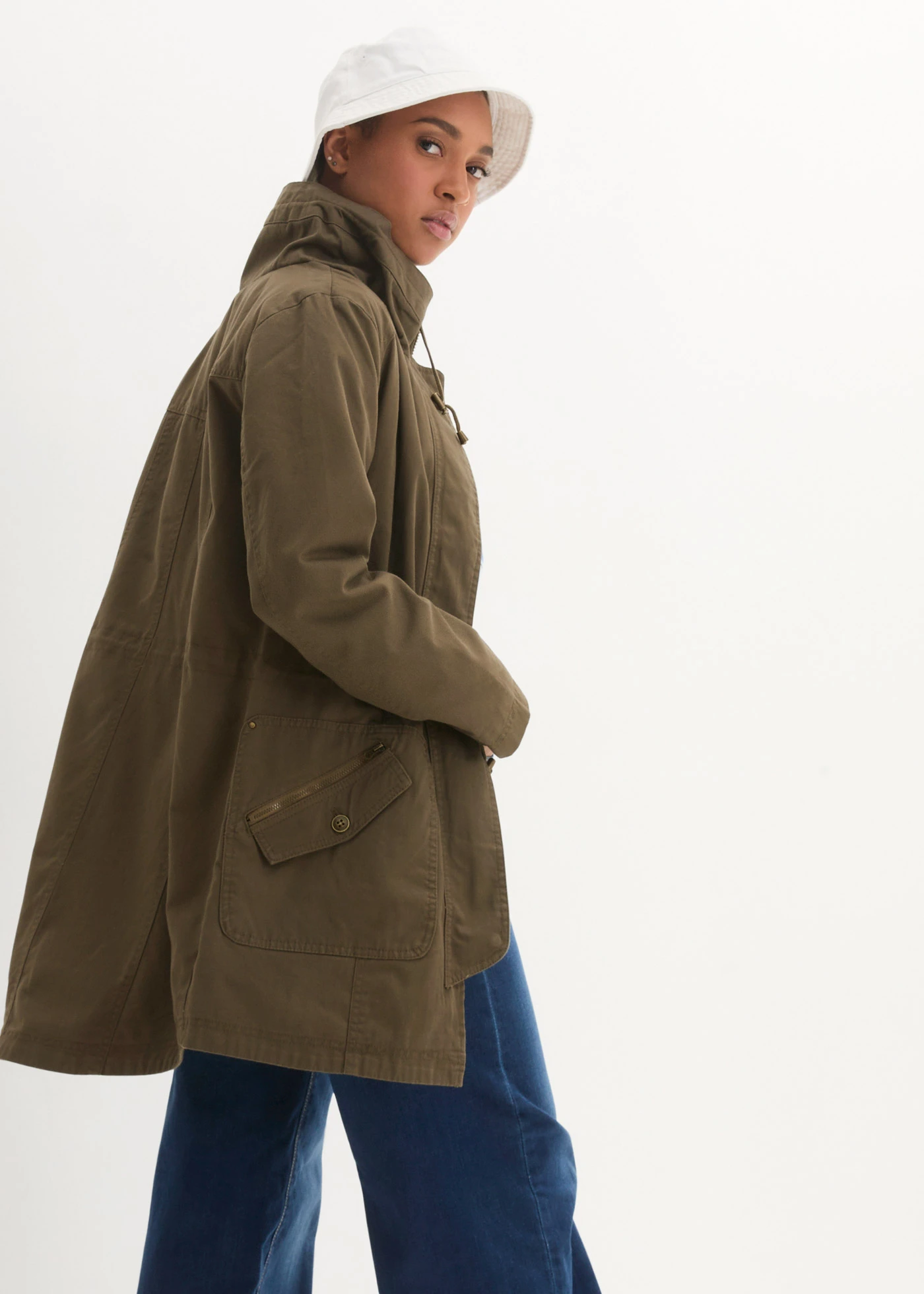 Krátká bavlněná parka se stojáčkem, vypasovaná • khaki zelená • bonprix obchod