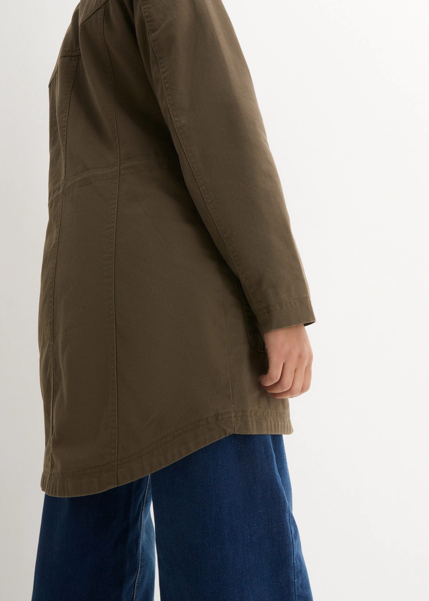 Krátká bavlněná parka se stojáčkem, vypasovaná • khaki zelená • bonprix obchod