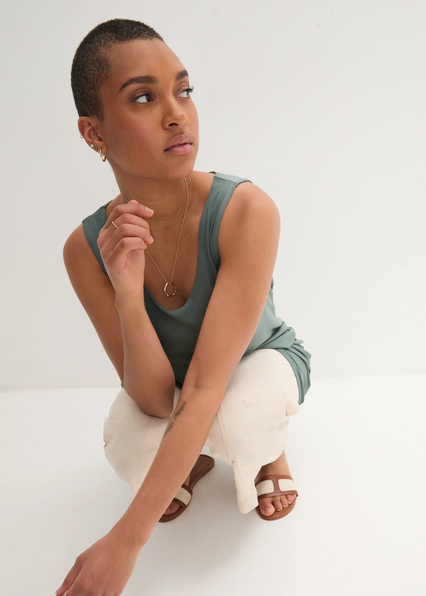 Dubbellaagse longtop in een viscosemix • rietgroen • bonprix online shop