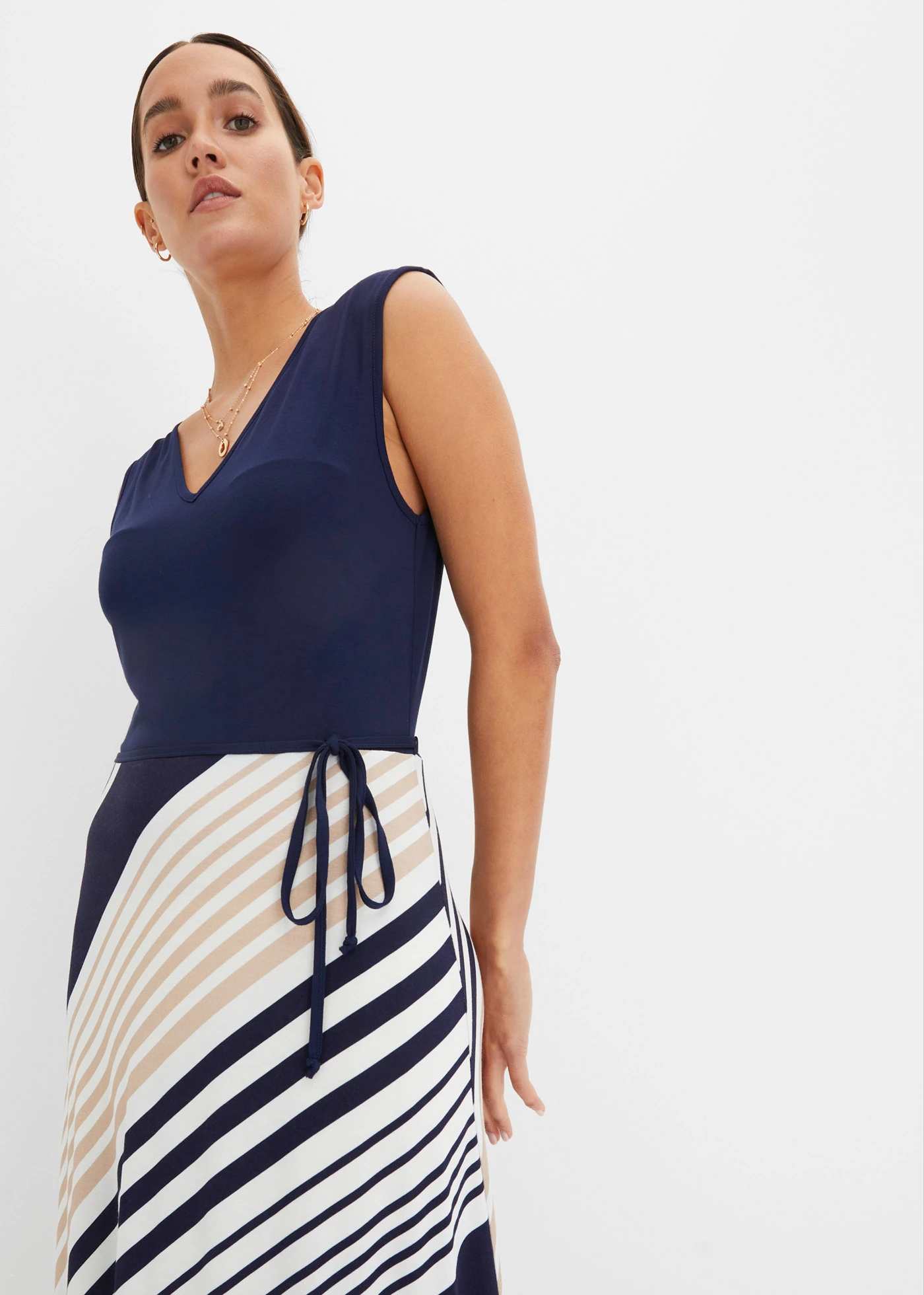 Robe longue et douce en viscose extensible • bleu foncé-crème rayé • Boutique bonprix