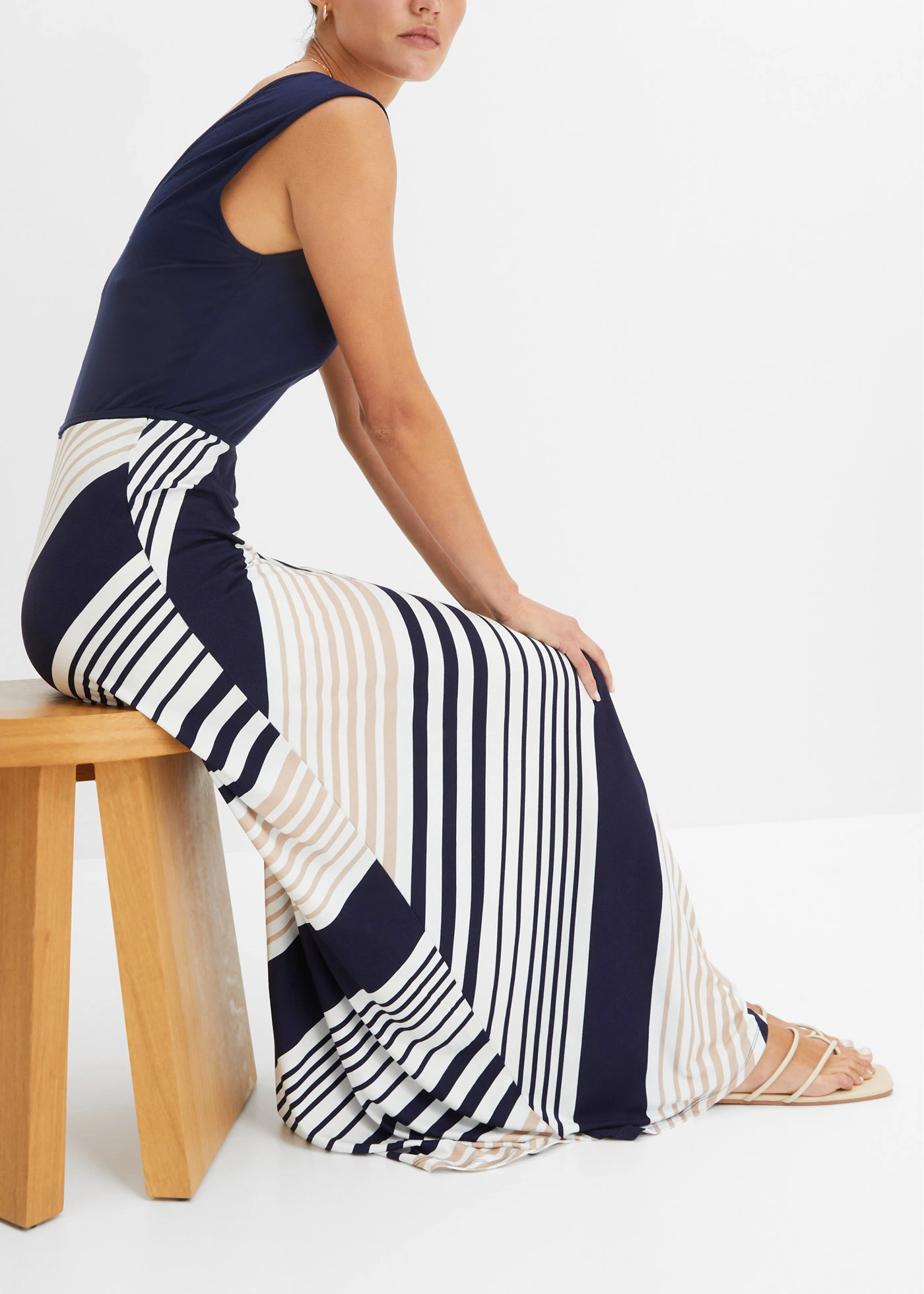 Robe longue et douce en viscose extensible • bleu foncé-crème rayé • Boutique bonprix