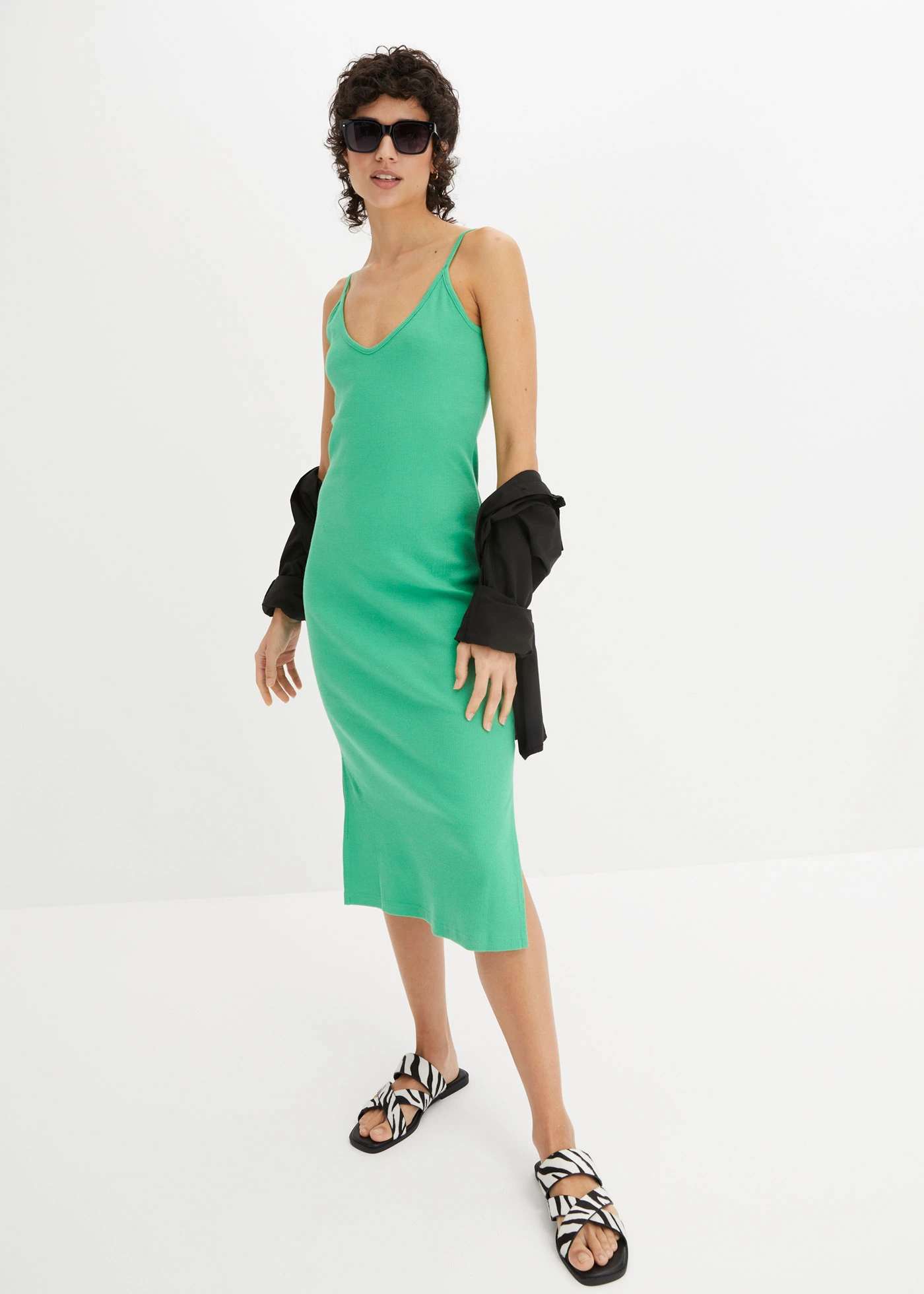 Robe ajustée en jersey coton côtelé • vert opale • Boutique bonprix