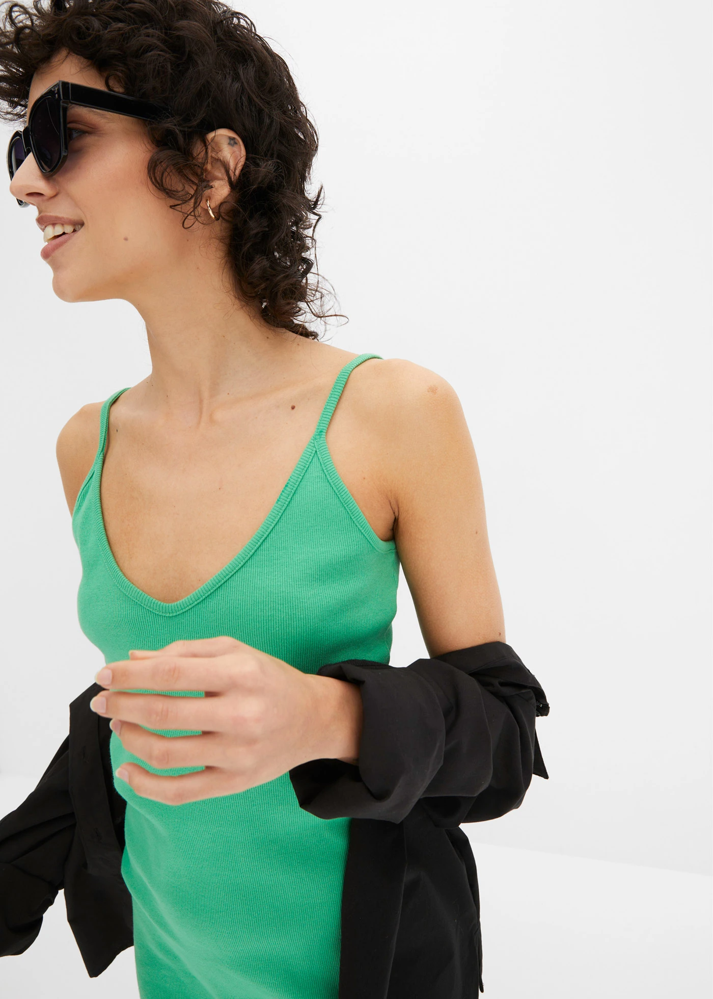 Robe ajustée en jersey coton côtelé • vert opale • Boutique bonprix