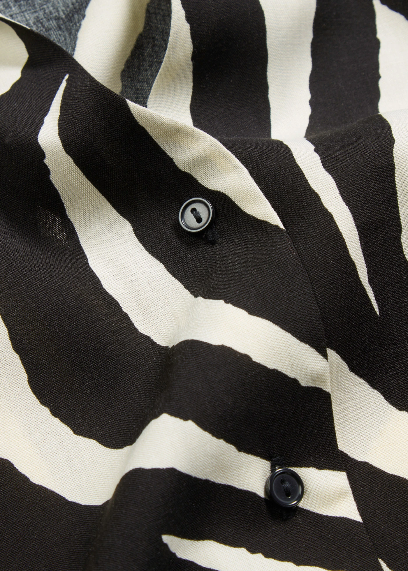 Halenka s uzlem • černo-přírodní s jemnými proužky • bonprix obchod