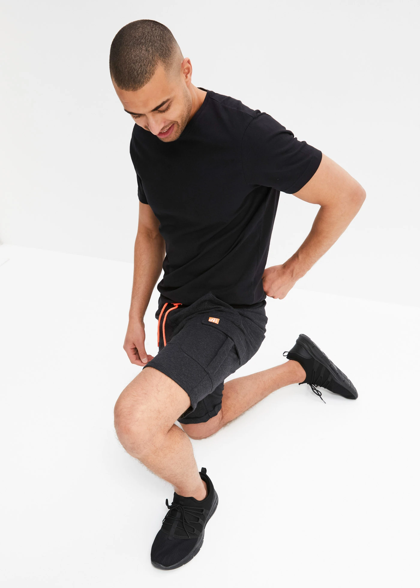 Bermude sport cargo • negru/coraliu neon melanj • magazin bonprix