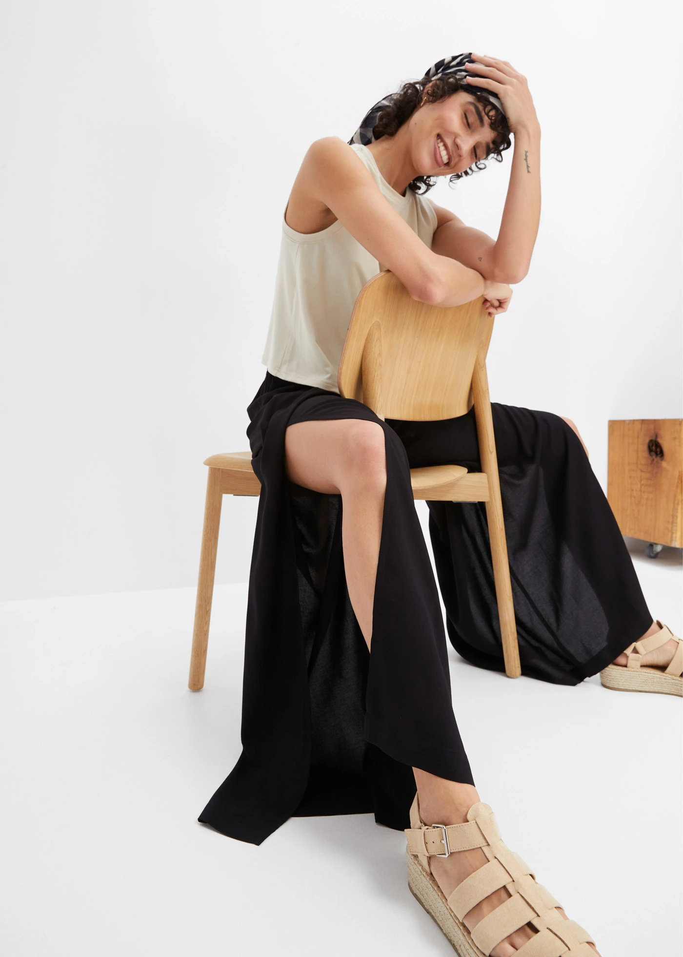 Kalhoty s rozparkem z viskózy • černá • bonprix obchod