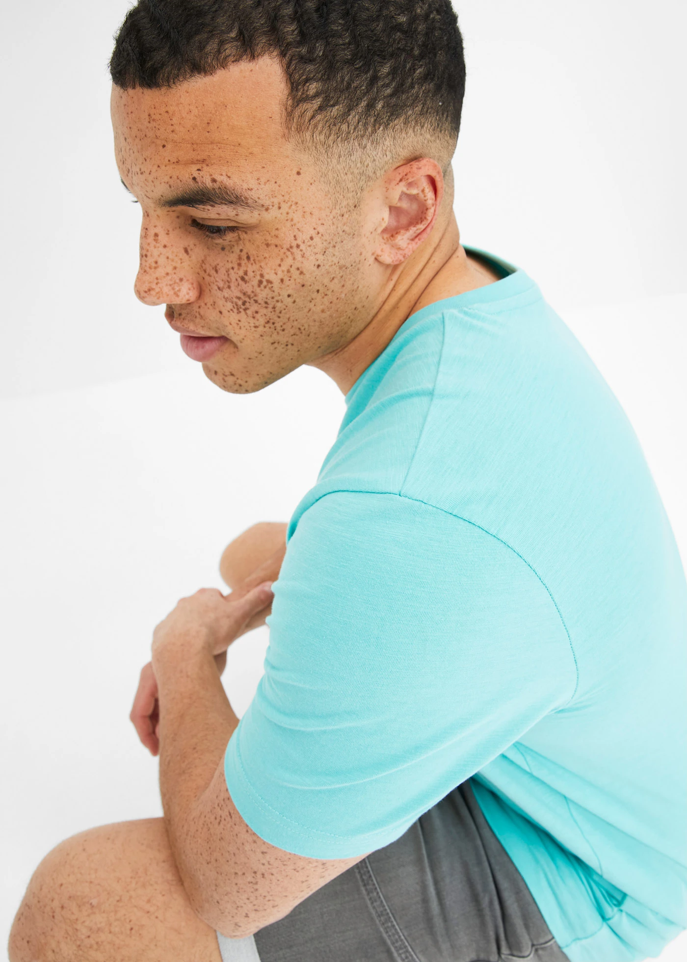 T-shirt met V-hals van biologisch katoen • pacifisch groen-donkerblauw • bonprix online shop