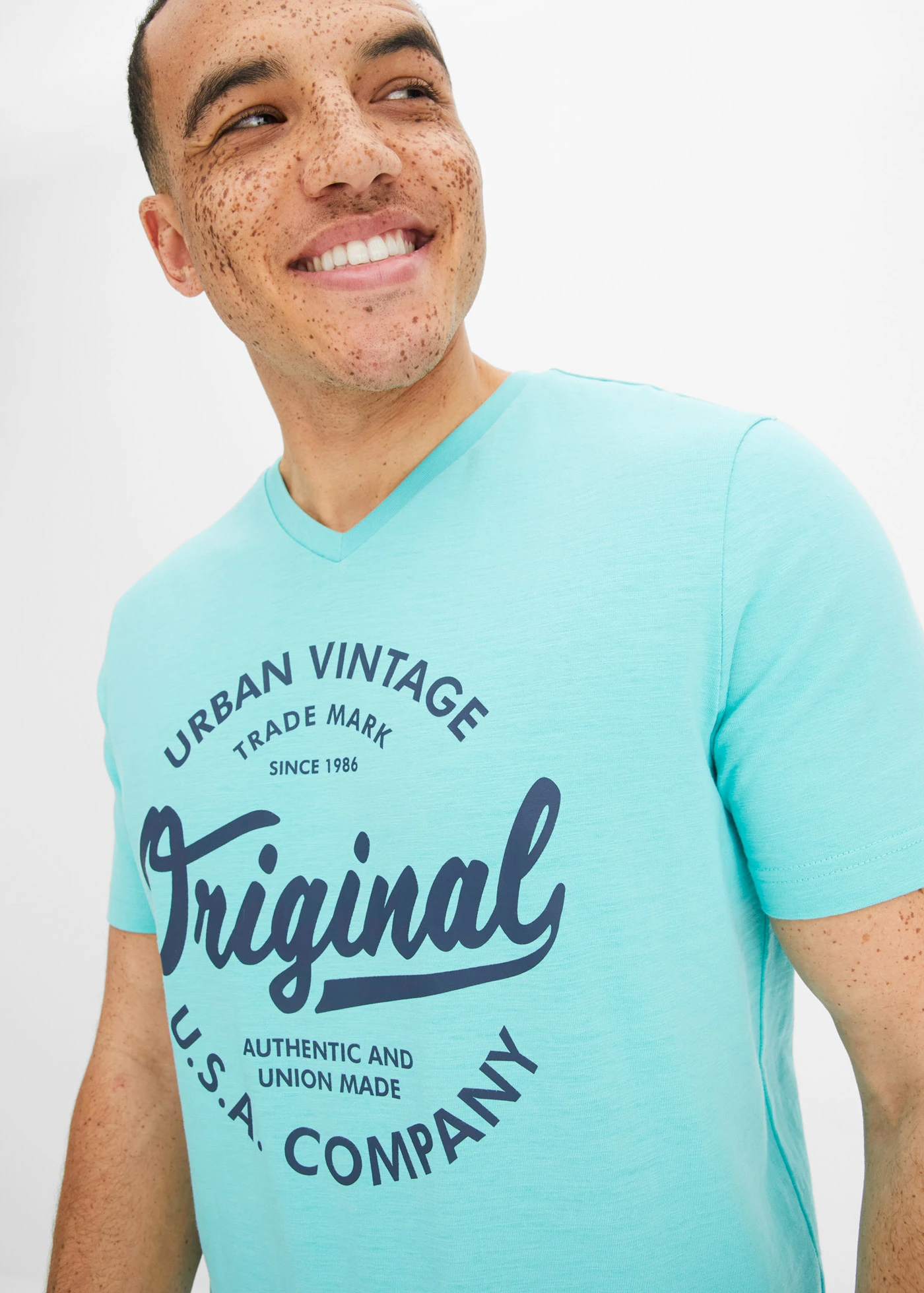 T-shirt met V-hals van biologisch katoen • pacifisch groen-donkerblauw • bonprix online shop