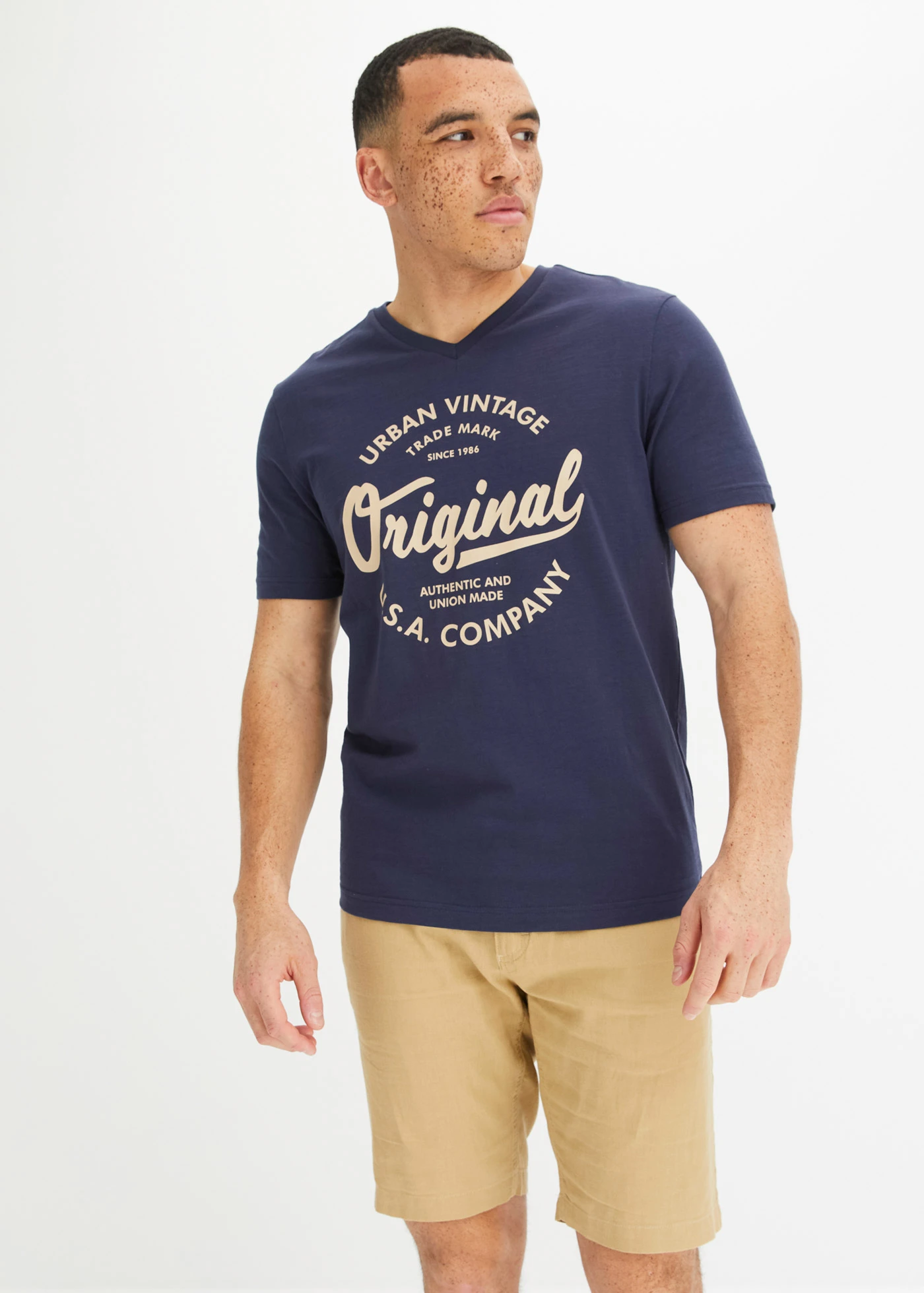 T-shirt met V-hals van biologisch katoen • donkerblauw-saharabeige • bonprix online shop