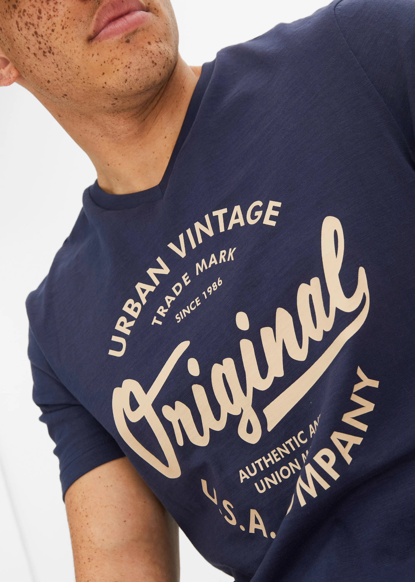 T-shirt met V-hals van biologisch katoen • donkerblauw-saharabeige • bonprix online shop