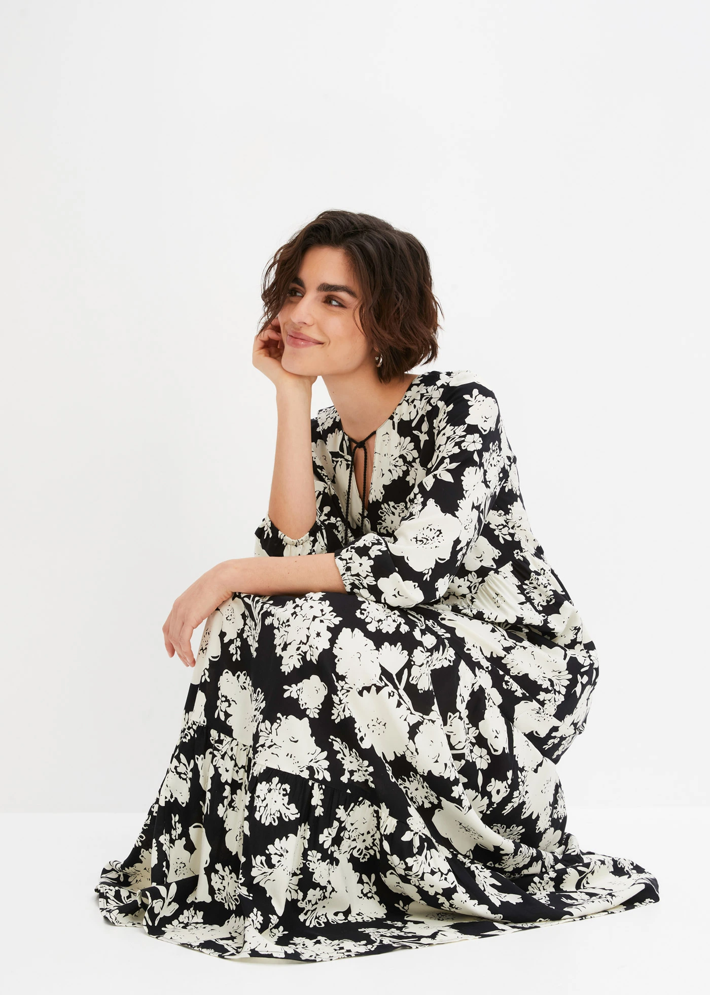 Rochie maxi din viscoză fluidă • negru-crem floral • magazin bonprix