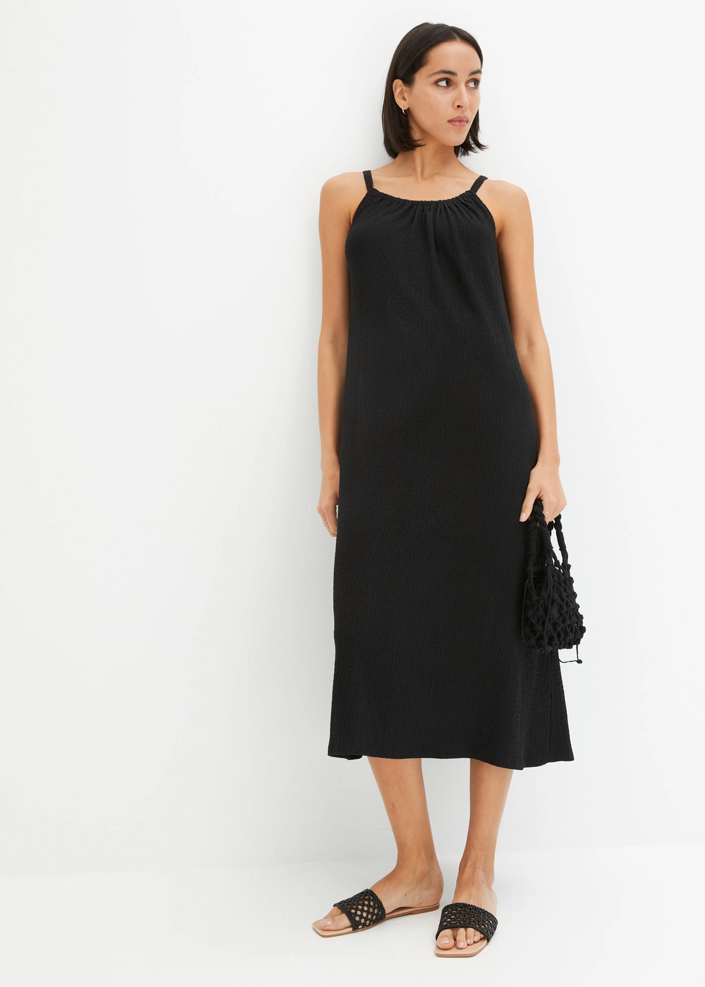 Rochie largă cu bretele din crep ușor • negru • magazin bonprix