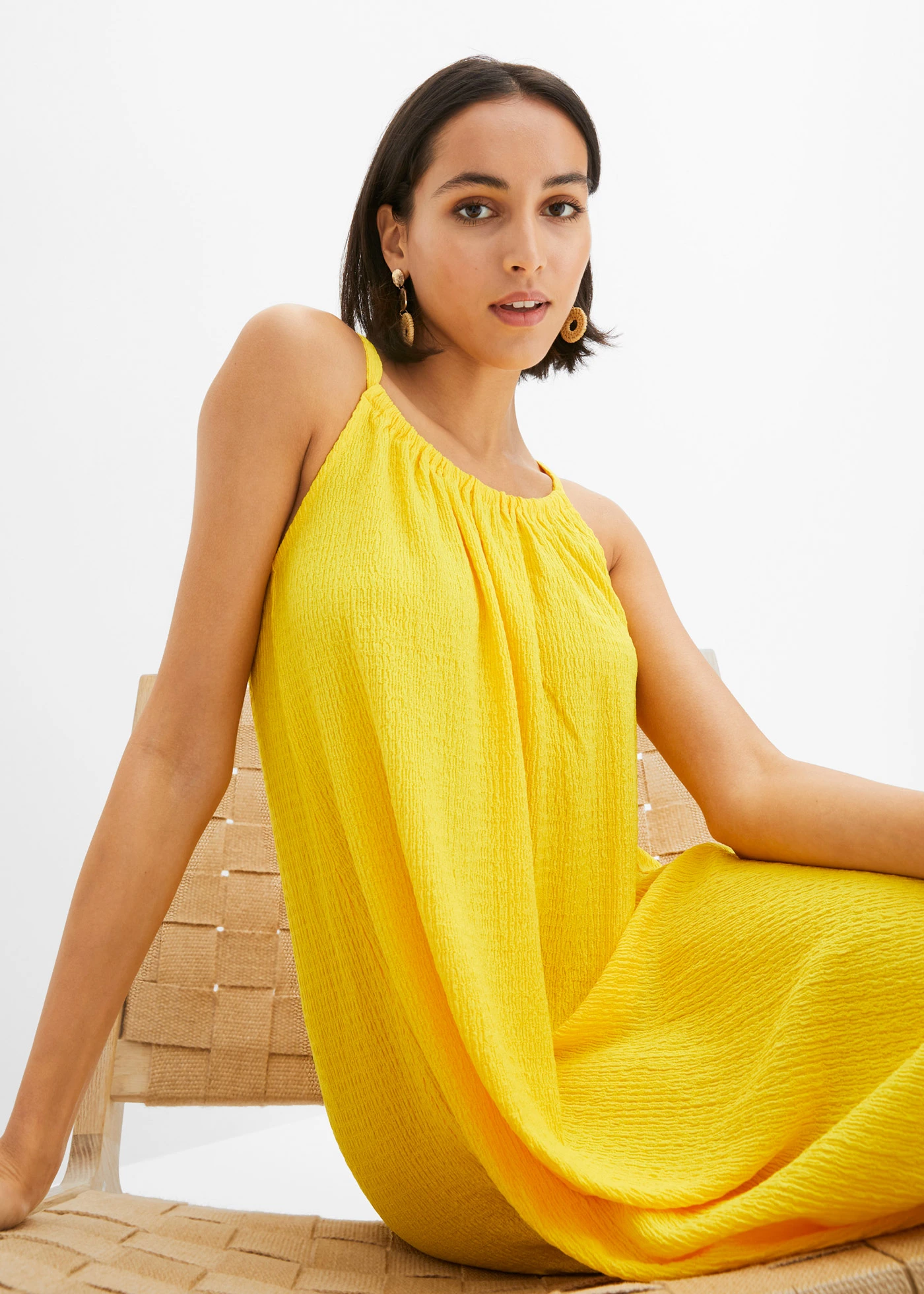 Robe légère à bretelles en crêpe • jaune jonquille • Boutique bonprix
