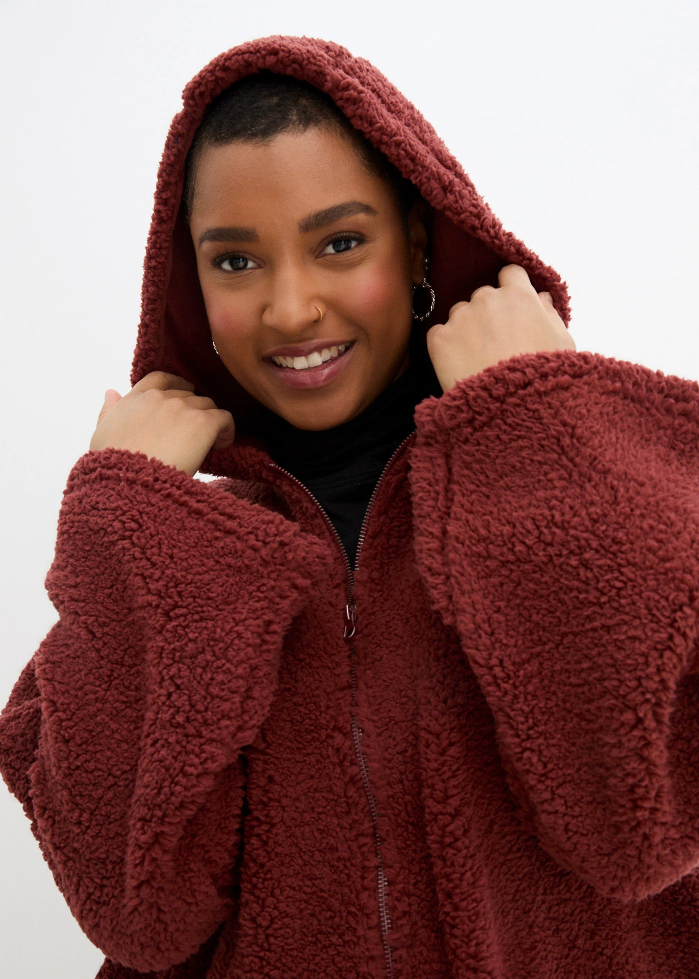 Jachetă din teddy-fleece cu croială A, cu șlițuri laterale • maro-migdală • magazin bonprix