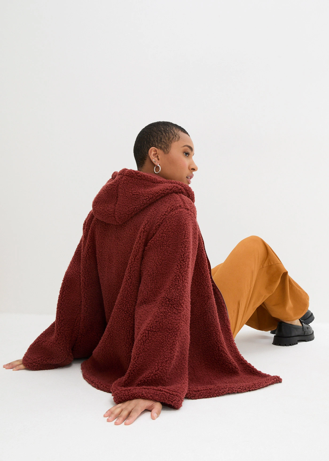 Flísová bunda s bočnými rozparkami, A-strih • madľovo hnedá • obchod bonprix