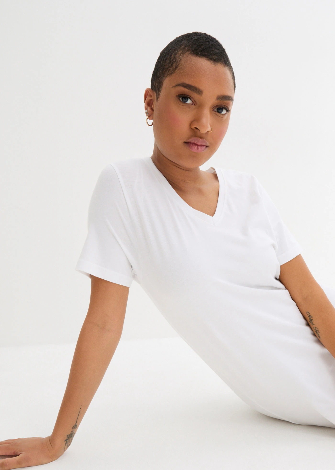Basic longshirt met V-hals (set van 2) • zwart+wit • bonprix online shop