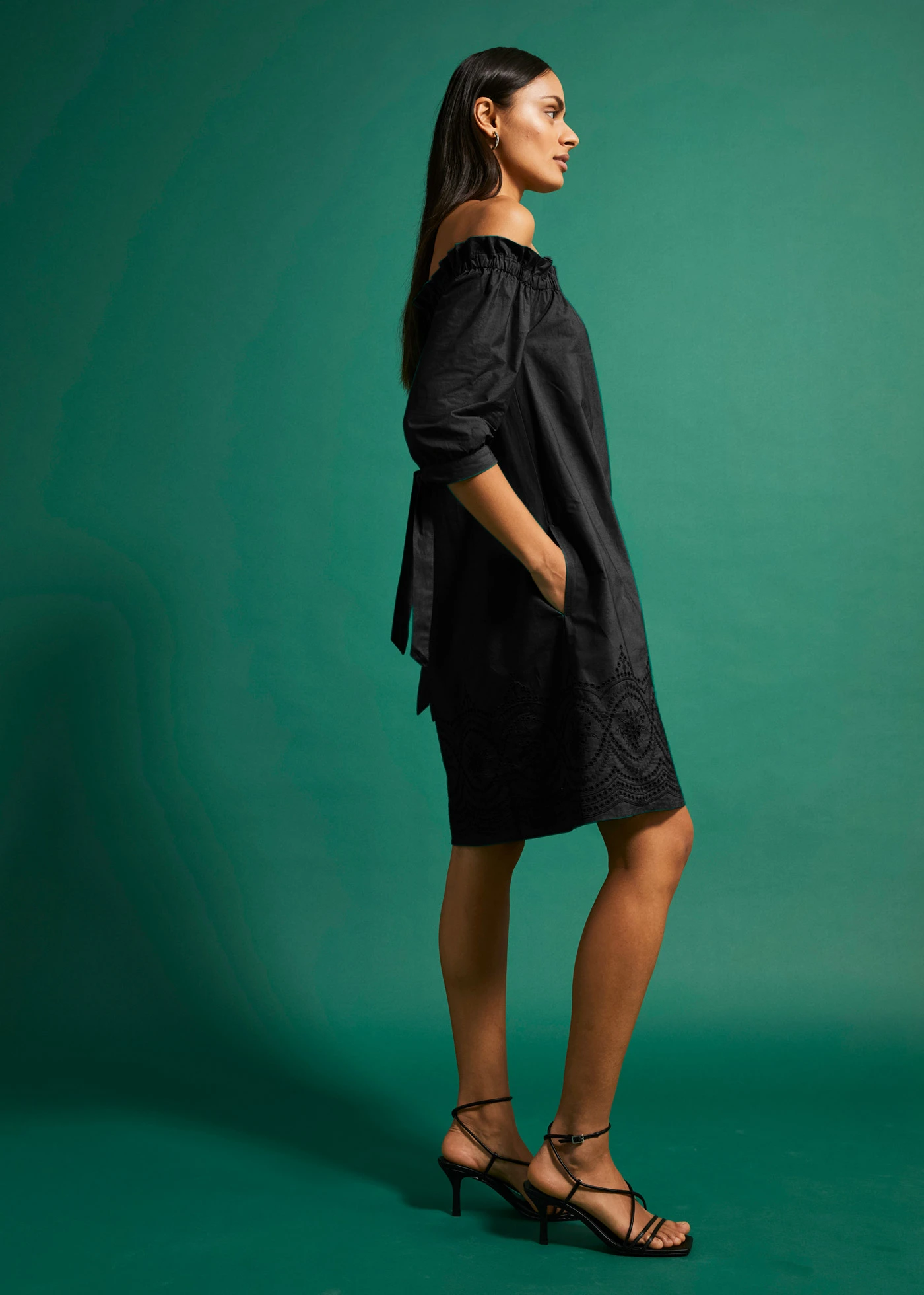 Rochie cu umerii goi cu broderie spartă, din bumbac 100% • negru • magazin bonprix