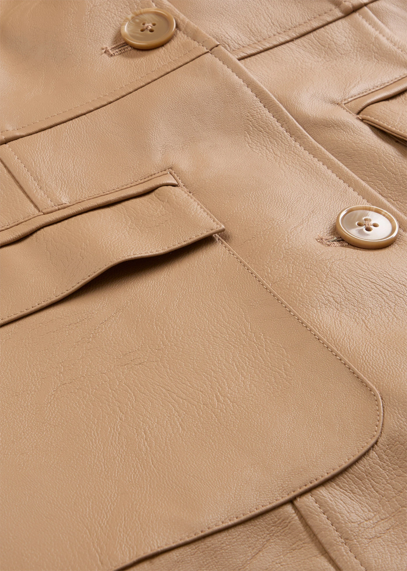 Lehký kabát z umělé kůže s límcem s klopou, vypasovaný • koňaková • bonprix obchod