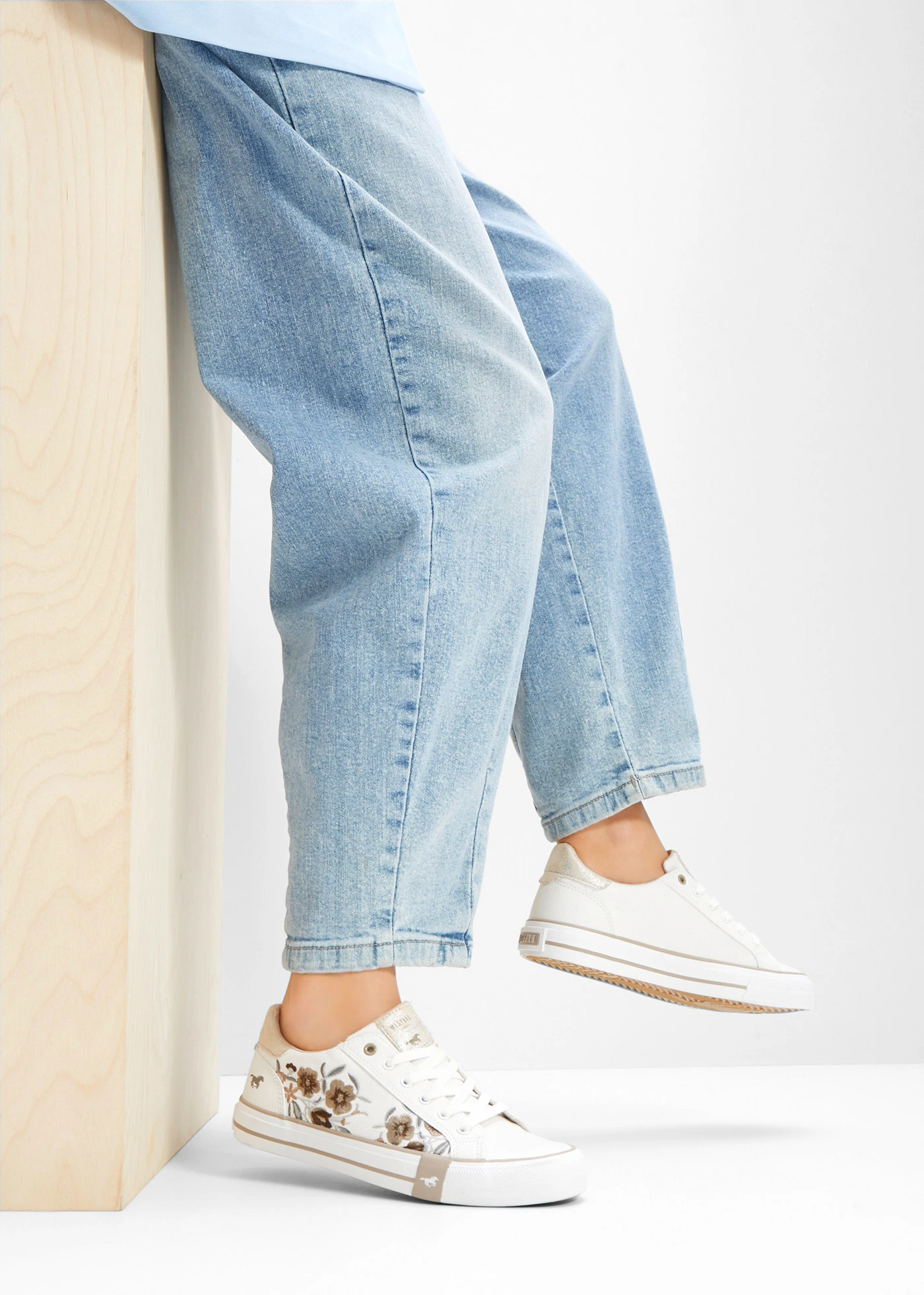 Sneakers met borduursel van Mustang • wit • bonprix online shop