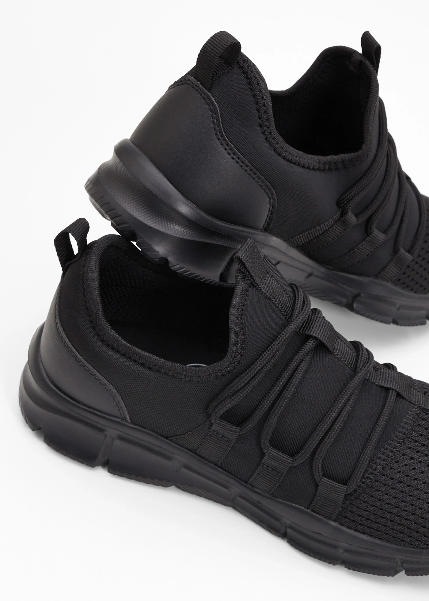 Sneakers van zacht materiaal • zwart • bonprix online shop