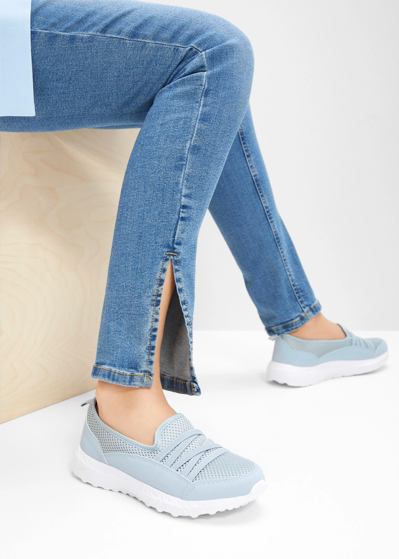 Sneakers à enfiler confortables, semelle légère • bleu clair • Boutique bonprix