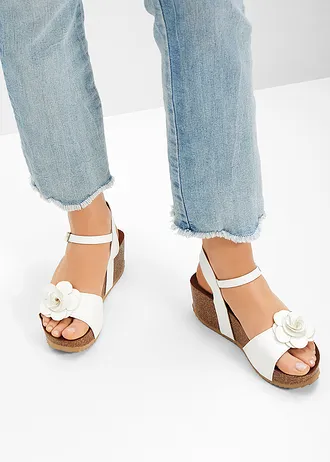 Sandały na koturnie z kwiatem • biały • sklep bonprix