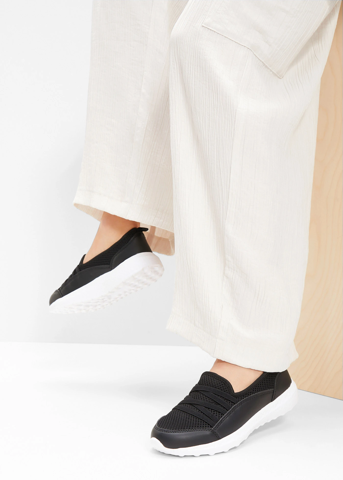 Sneakers • zwart • bonprix online shop