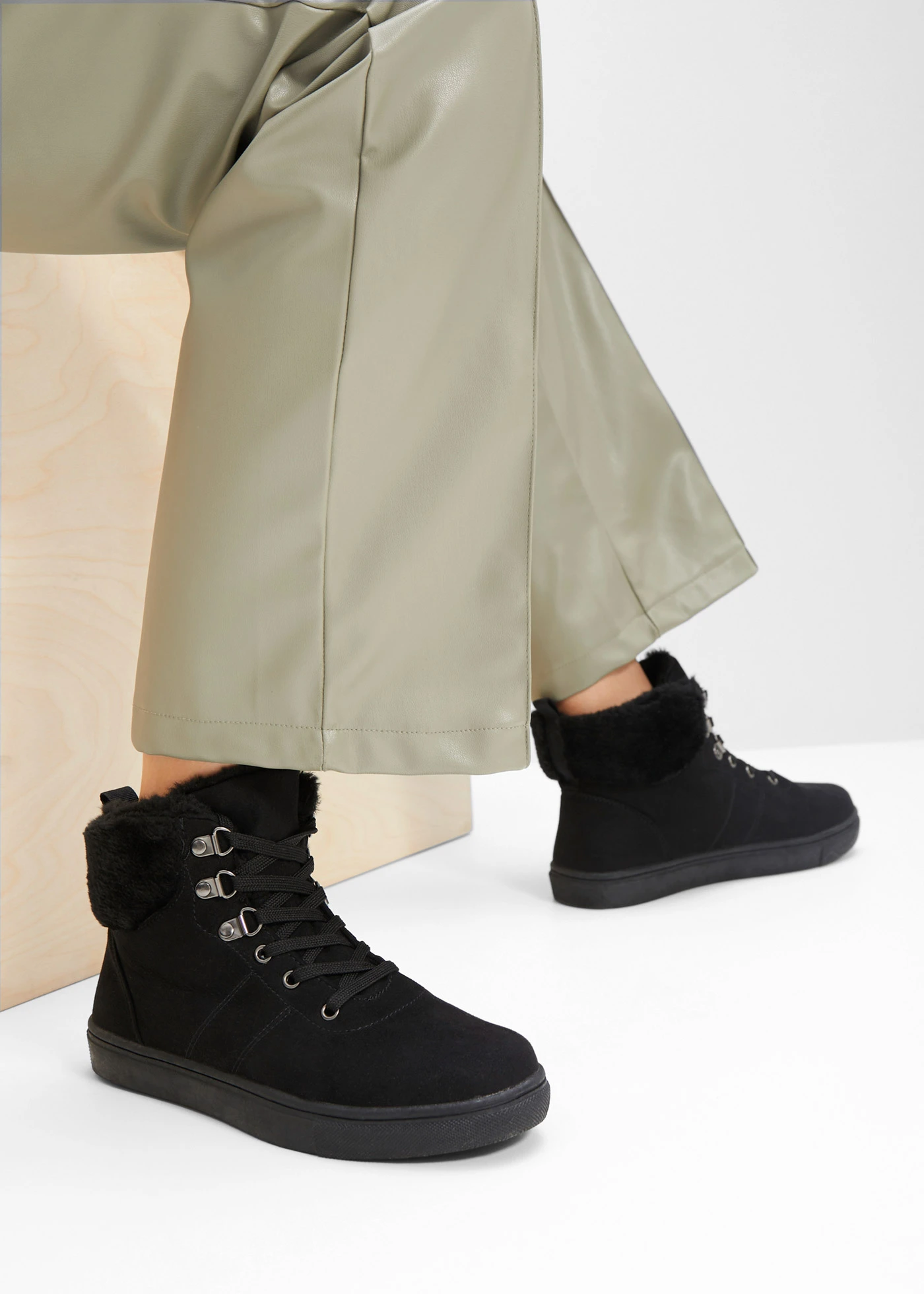 Gevoerde veterboots • zwart • bonprix online shop