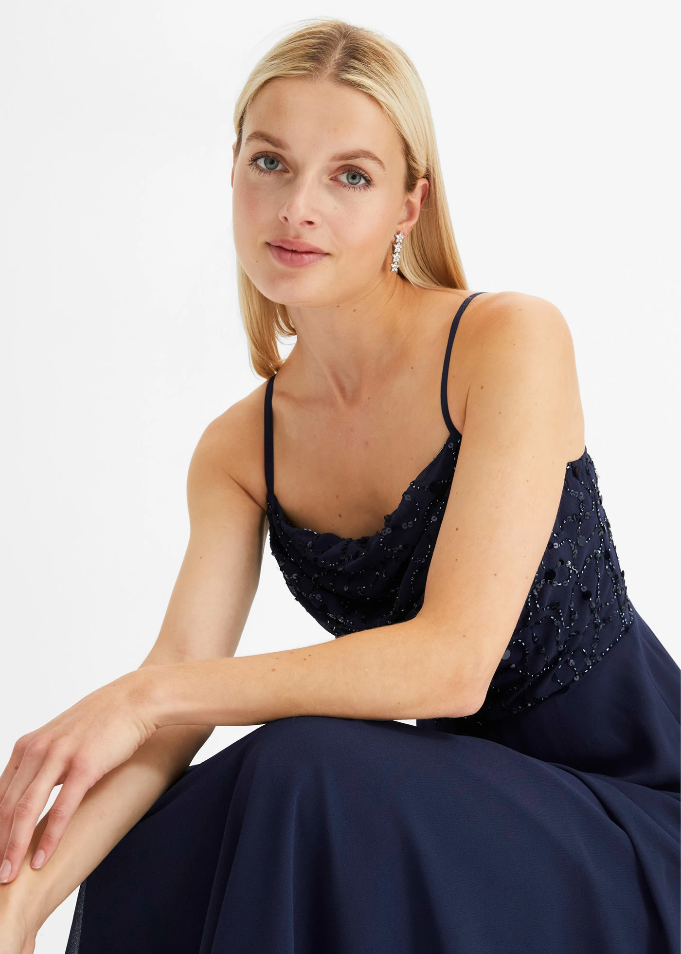 Šaty na ramínka, s výšivkou s flitry • tmavě modrá • bonprix obchod