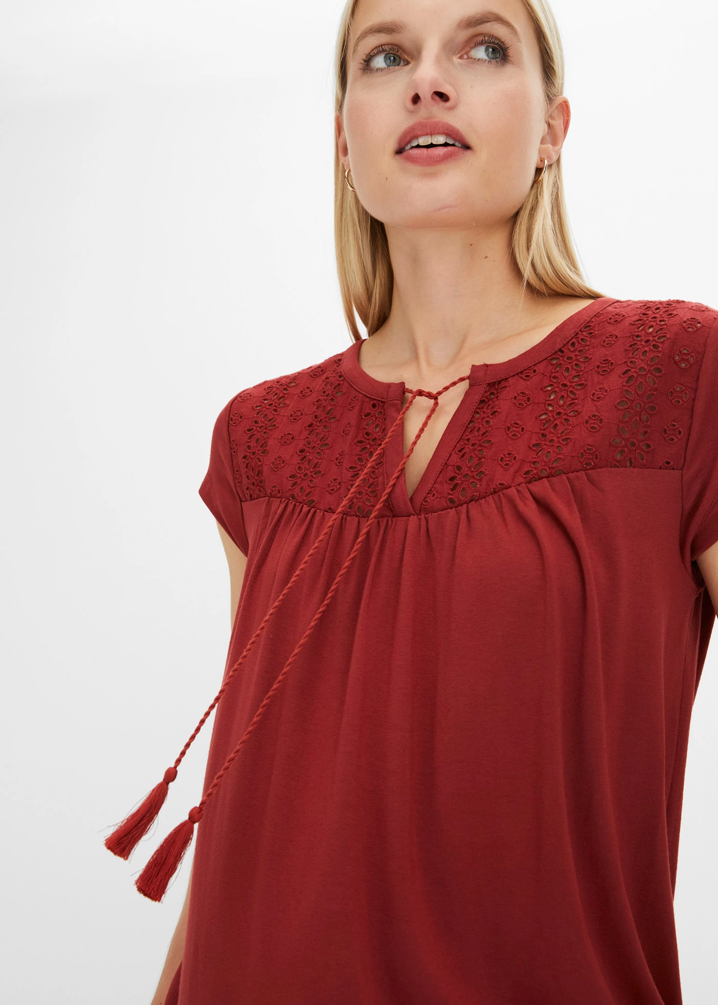 Triko a ažurovou výšivkou • červenohnědá • bonprix obchod