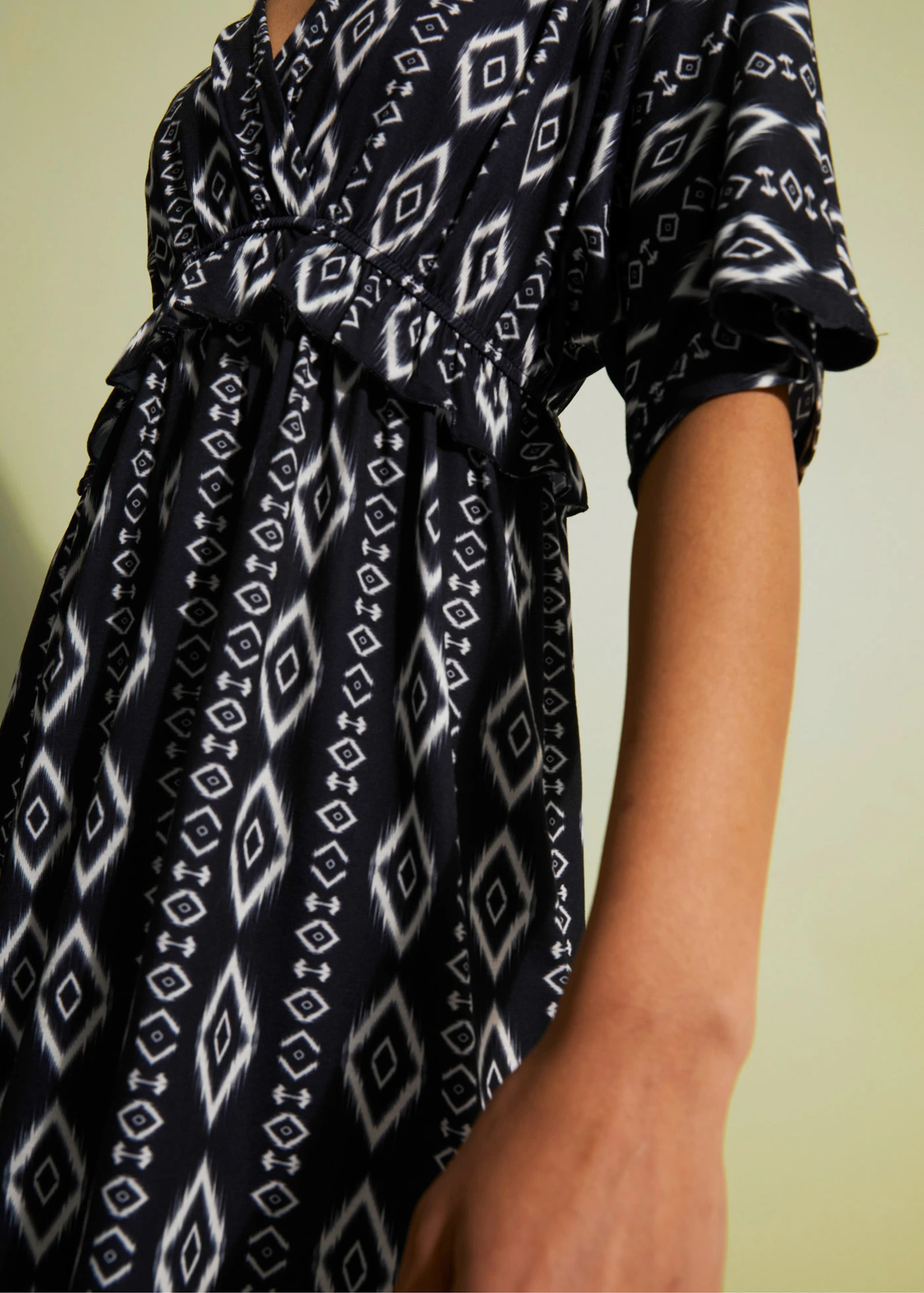 Žerzejové šaty v délce midi • černá • bonprix obchod