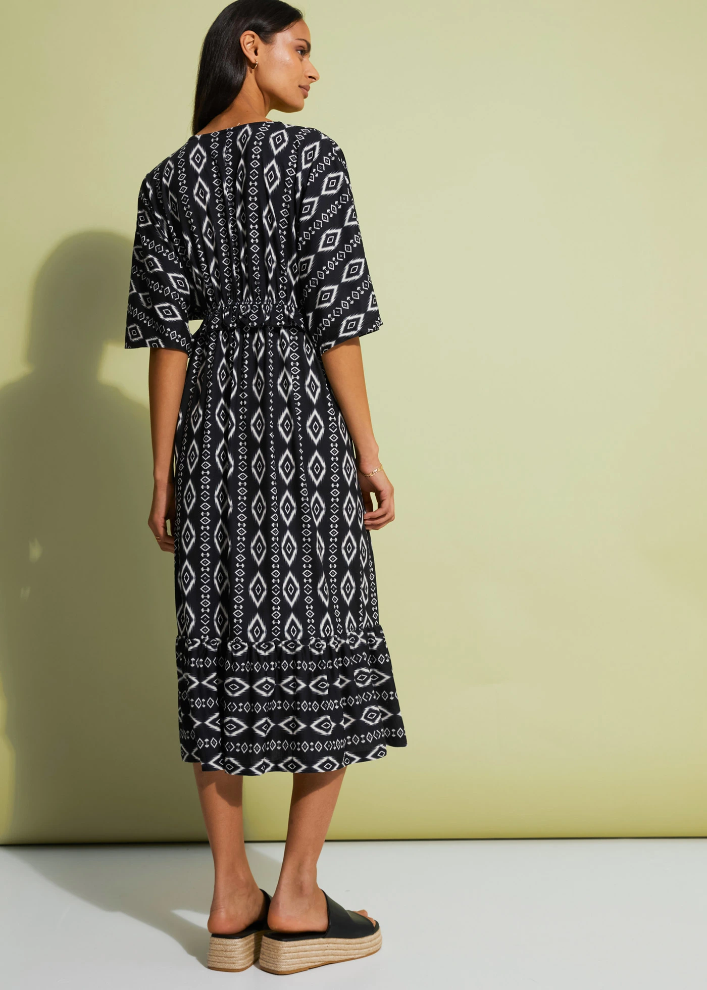 Mintás midi ruha dzsörzéből • fekete • bonprix áruház