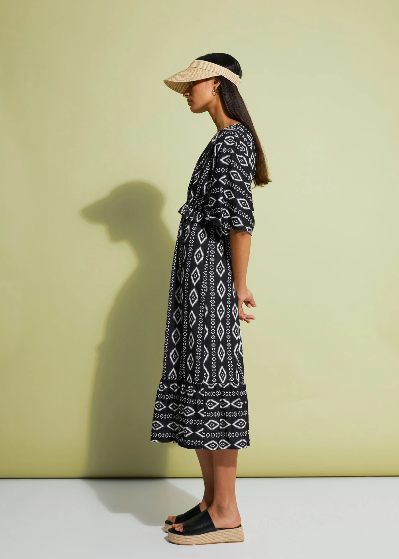 Mintás midi ruha dzsörzéből • fekete • bonprix áruház