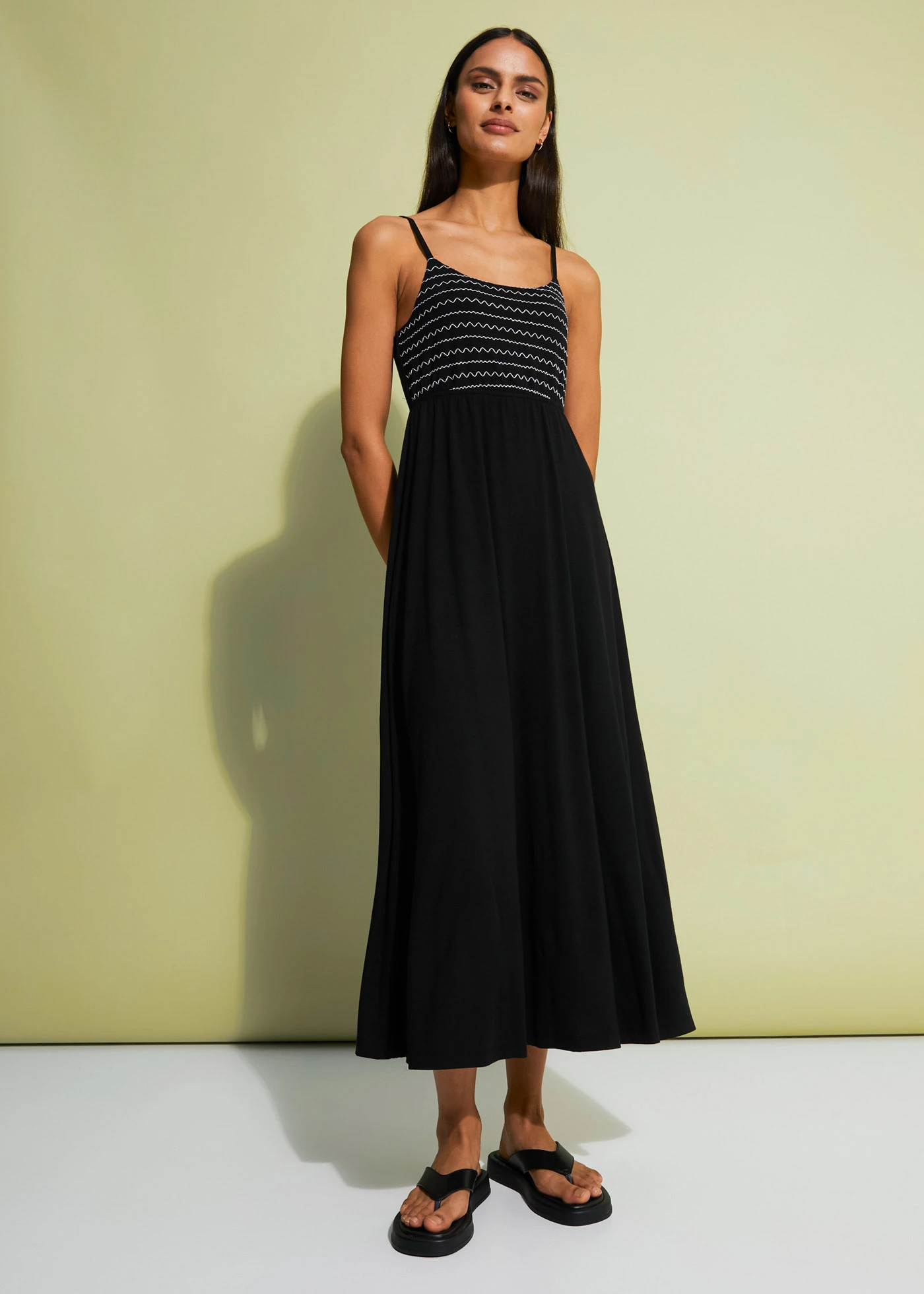 Midi ruha hímzéssel • fekete • bonprix áruház