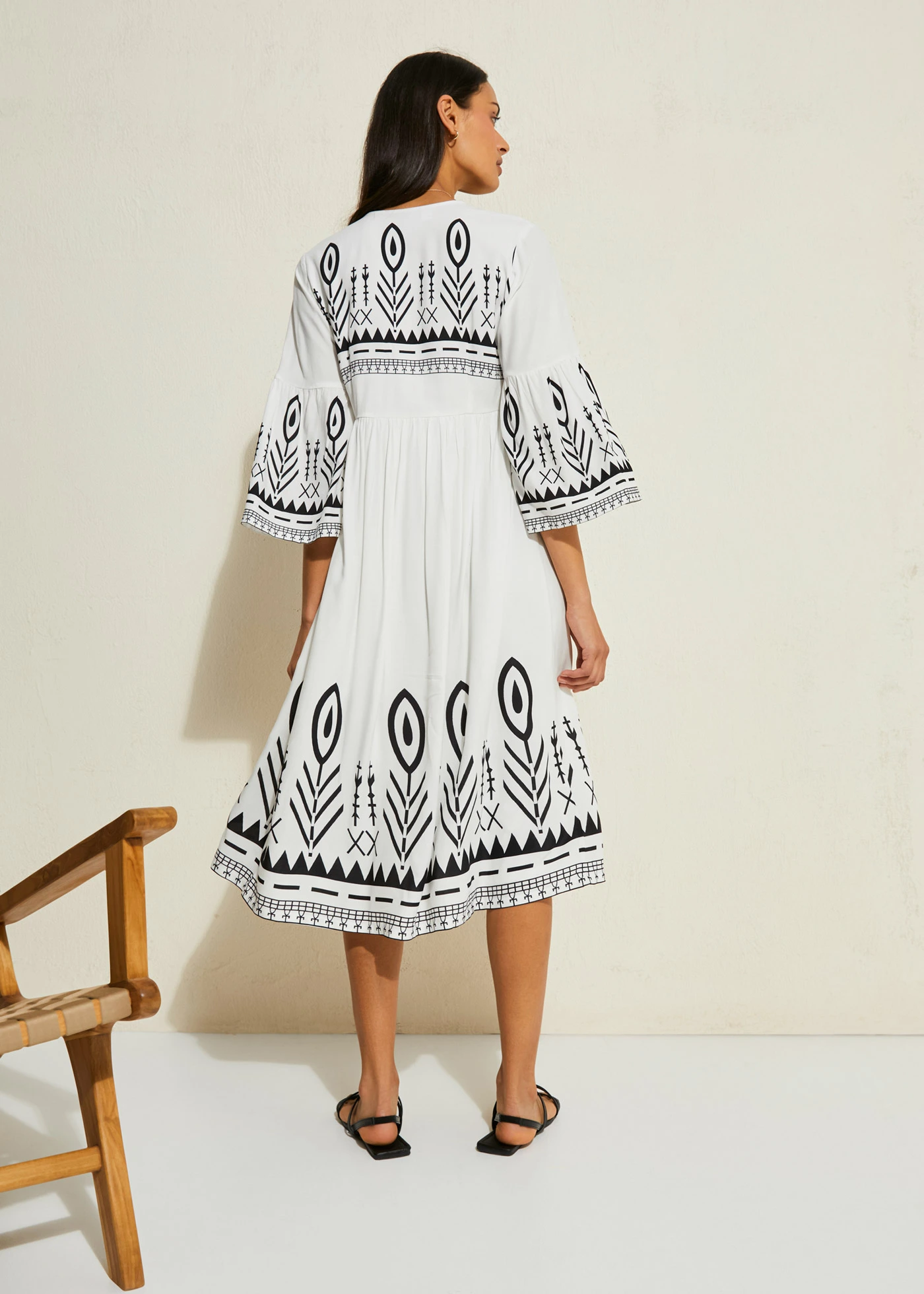 Rochie midi din viscoză fluidă • alb cu imprimeu • magazin bonprix