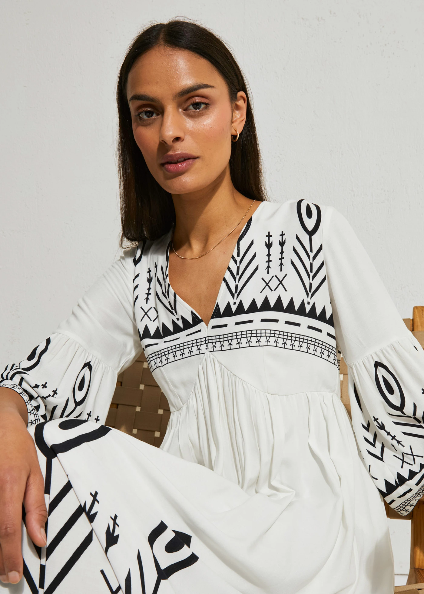 Rochie midi din viscoză fluidă • alb cu imprimeu • magazin bonprix